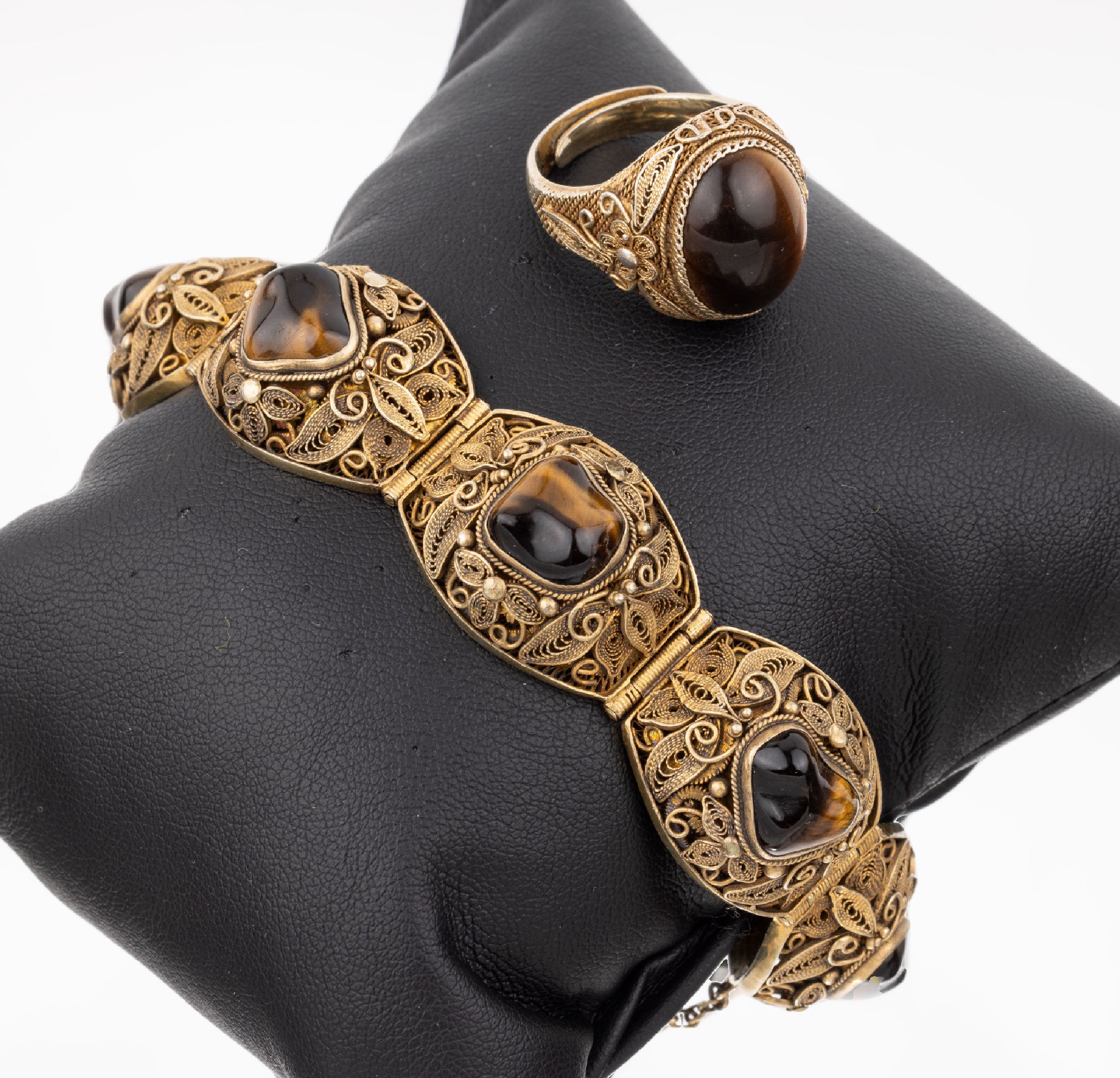 Tigerauge-Schmuckset, Silber verg., China 1950er-60er Jahre, aufwendige Filigranarbeit, Armband mit Tigeraugen in versch. Formen, L. ca. 18 cm, ...