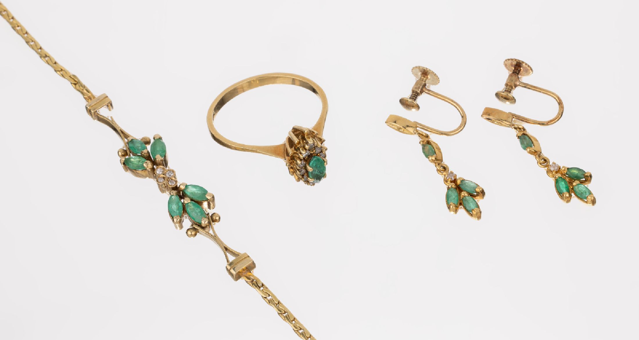 14 kt Gold Smaragd-Diamant-Schmuckset, GG 585/000, best. aus: 1 Ring, RW 56, 1 Paar Ohrschrauben mit bewegl. Abhängung, und 1 Paar Armband, L. ca. ...