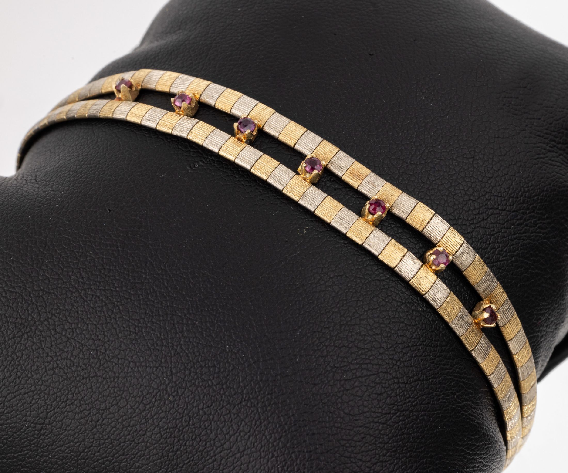 14 kt Gold Armband, GG/WG 585/000, 2-rhg., 7 kl. rundfacett. Rubine, L. ca. 18.7 cm, Kastenschloss mit Sicherheitsacht, ca. 15.2 g