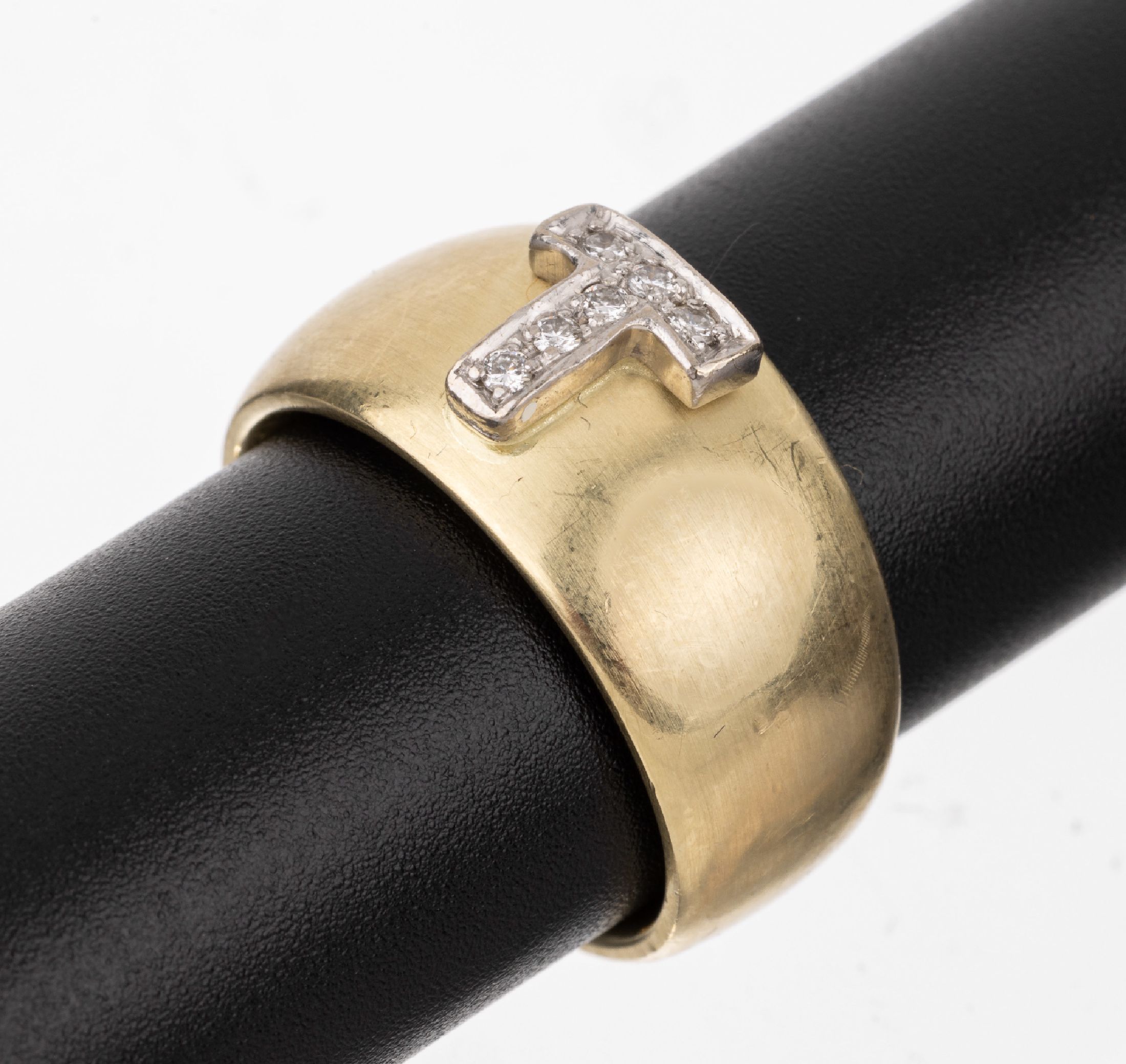 14 kt Gold Brillant-Ring, GG/WG 585/000, Ringschiene GG sat., aufgelegtes T aus WG mit 6 Brillanten zus. ca. 0.06 ct Weiß/si, RW 56, ca. 12.2 g