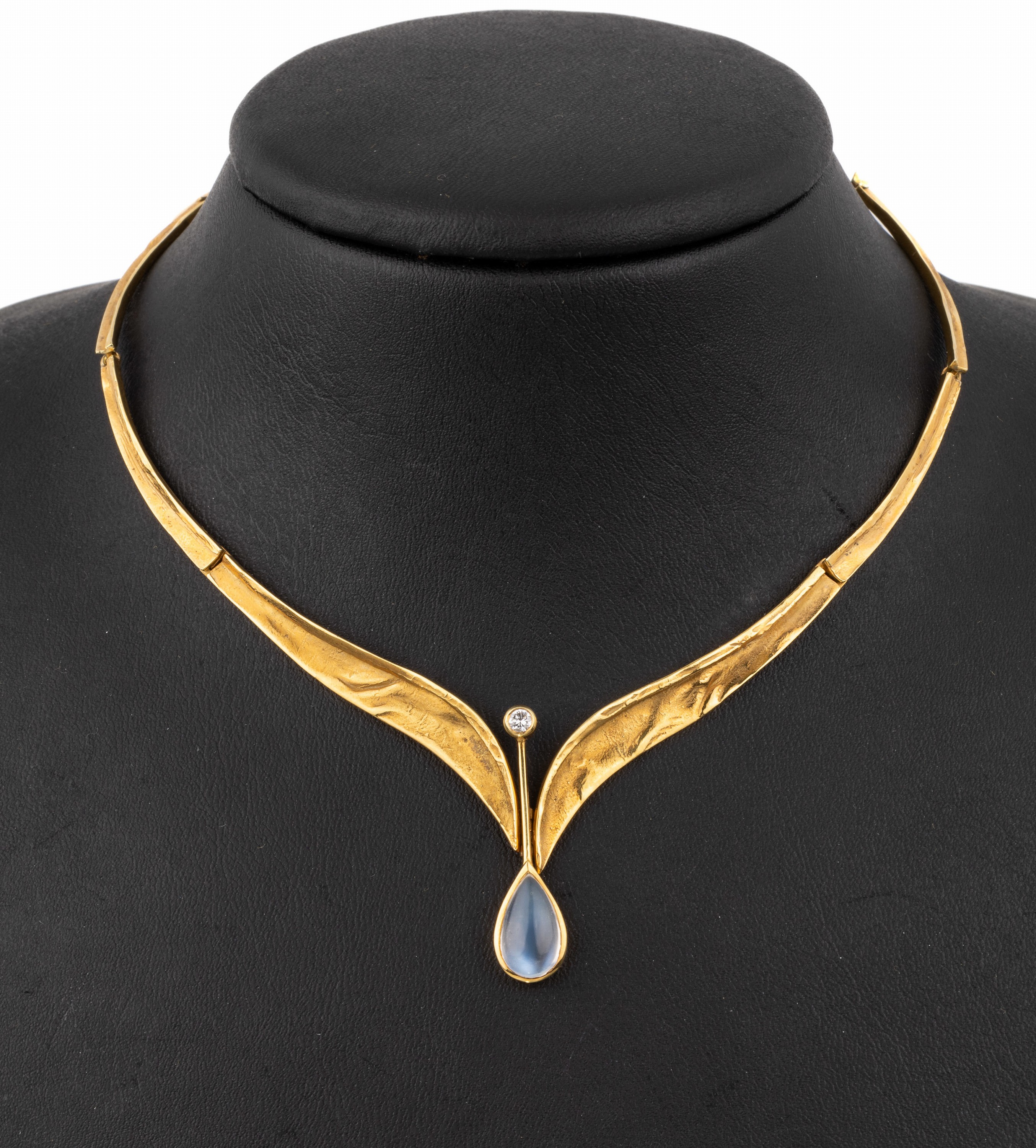 14 kt Gold Mondstein-Brillant-Collier, GG 585/000, Mittelteil abstrakt floral mit blaugrauem tropfenf. Mondsteincabochon, 1 kl. Brillant, D. ca. 13 ...