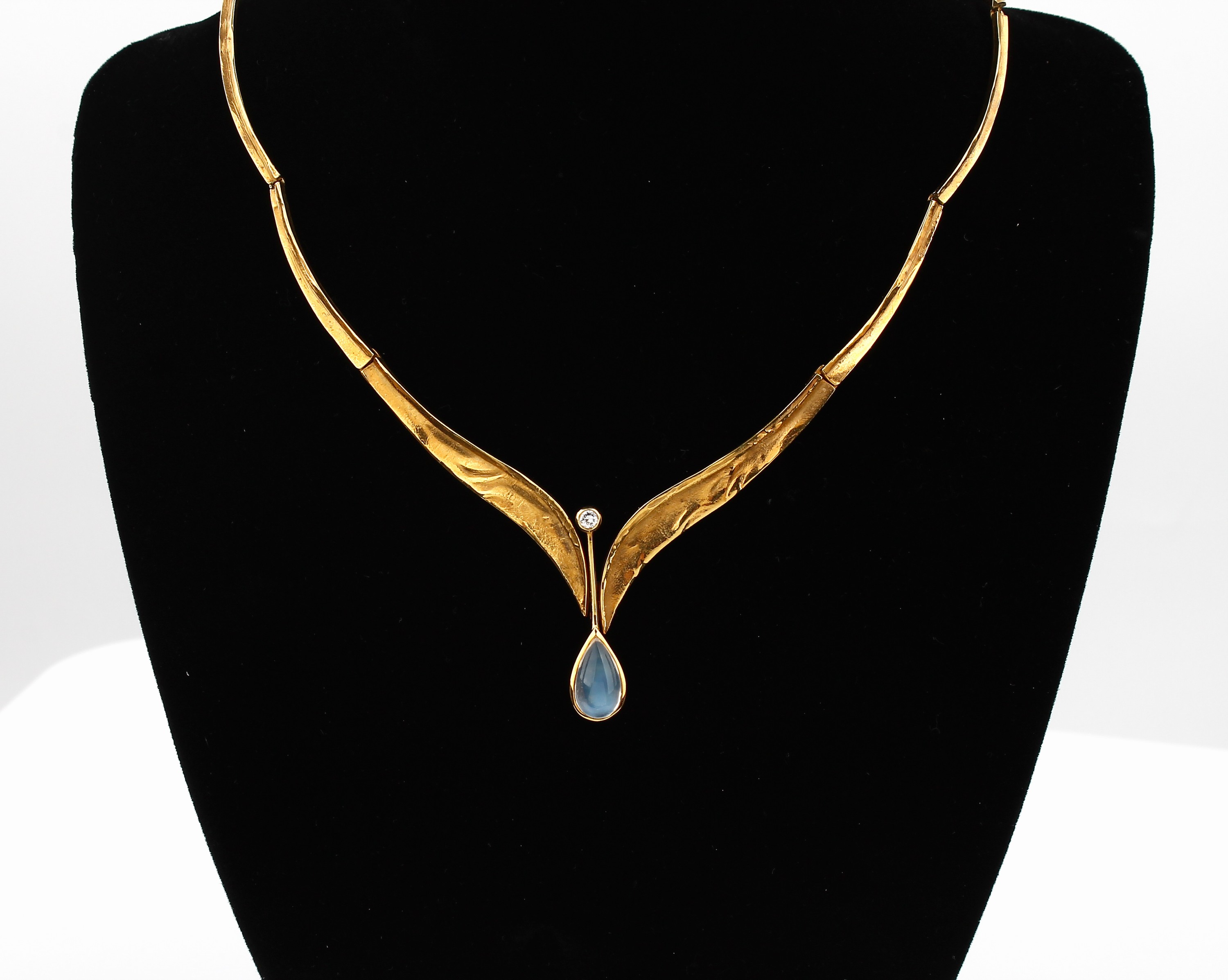 Detail a: 14 kt Gold Mondstein-Brillant-Collier, GG 585/000, Mittelteil abstrakt floral mit blaugrauem tropfenf. Mondsteincabochon, 1 kl. Brillant, D. ca. 13 ...