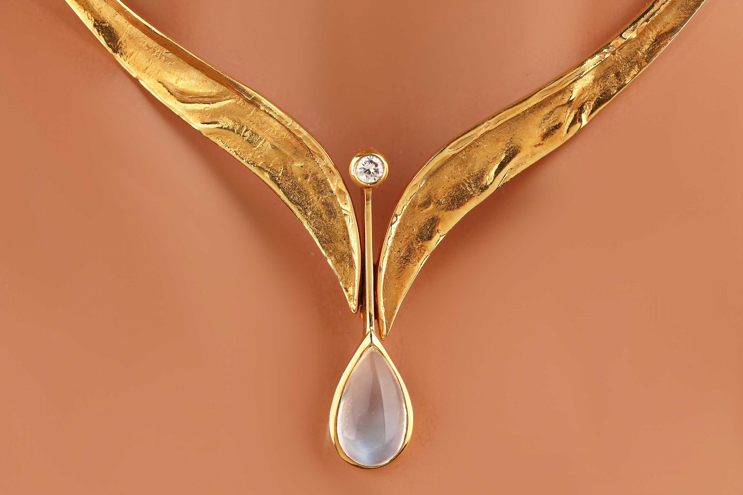 Detail b: 14 kt Gold Mondstein-Brillant-Collier, GG 585/000, Mittelteil abstrakt floral mit blaugrauem tropfenf. Mondsteincabochon, 1 kl. Brillant, D. ca. 13 ...