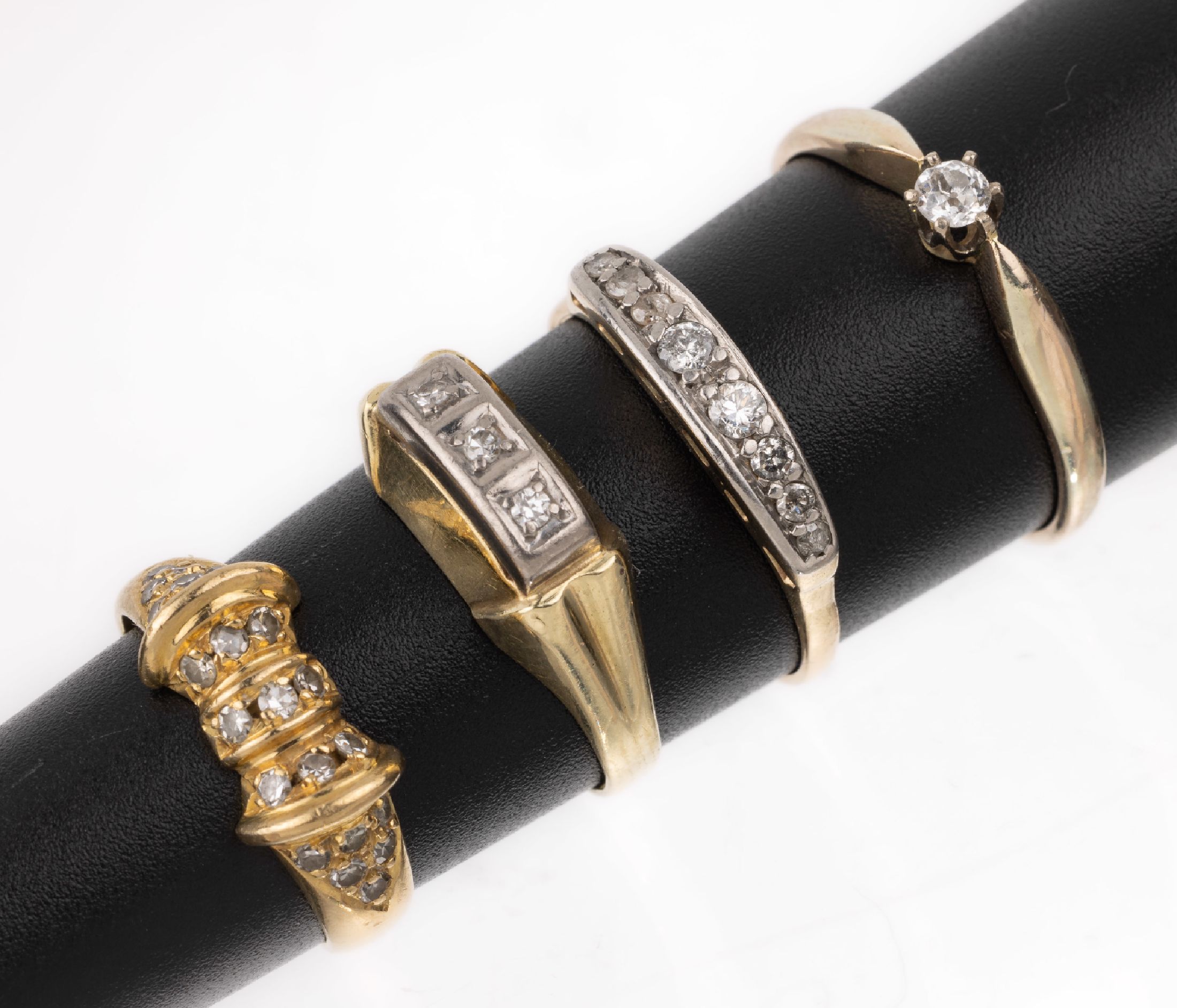 Konvolut 1 18 und 3 14 kt Gold Diamant-Ringe, GG 750/000 und 585/000, 1 x mit 21 kl. 8/8-Diamanten, RW 52, 1 x mit 3 kl. 8/8- Diamanten, RW 55, 1 x ...