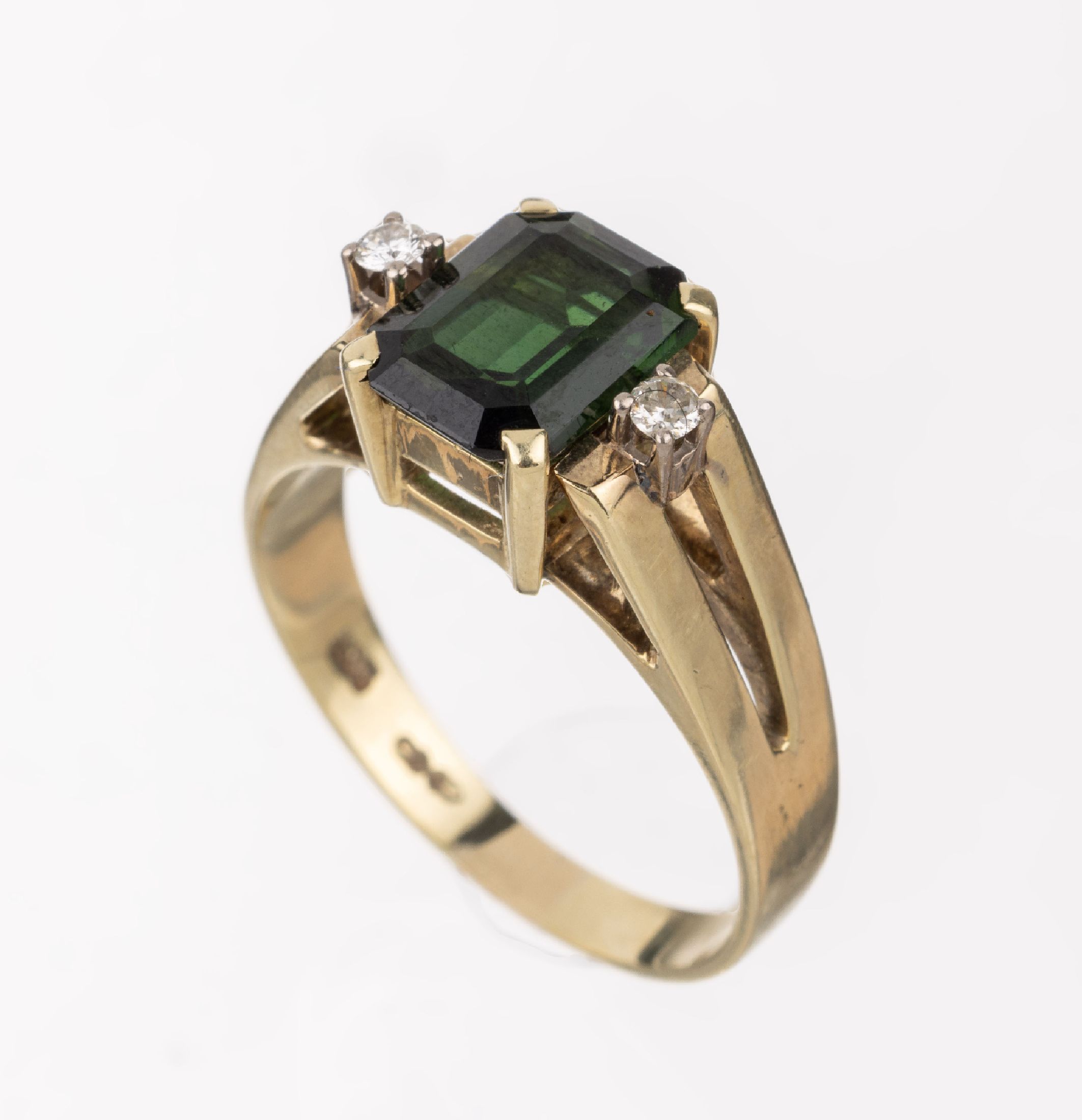 14 kt Gold Turmalin-Brillant-Ring, GG 585/000, mittig Verdelith im Treppenschliff mit 2 kl. Brillanten, RW 59, ca. 4.9 g
