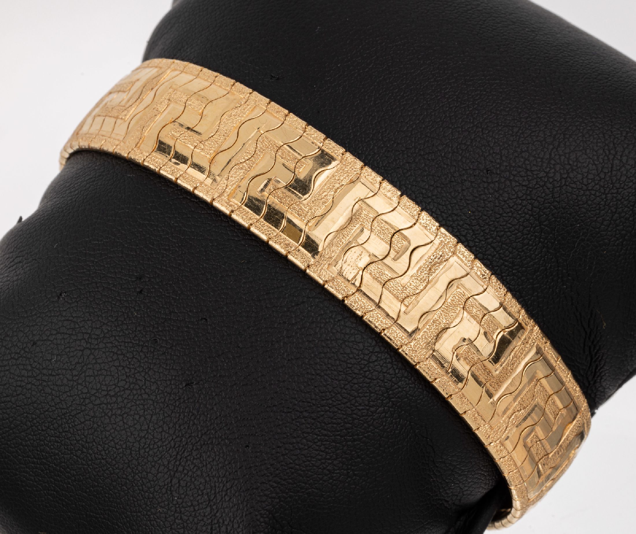 18 kt Gold Armband, GG 750/000, part. sat. und pol., Mäanderband, B. ca. 1.5 cm, L. ca. 19.2 cm, Kastenschloss mit 2 Sicherheitsachten, ca. 34.8 g