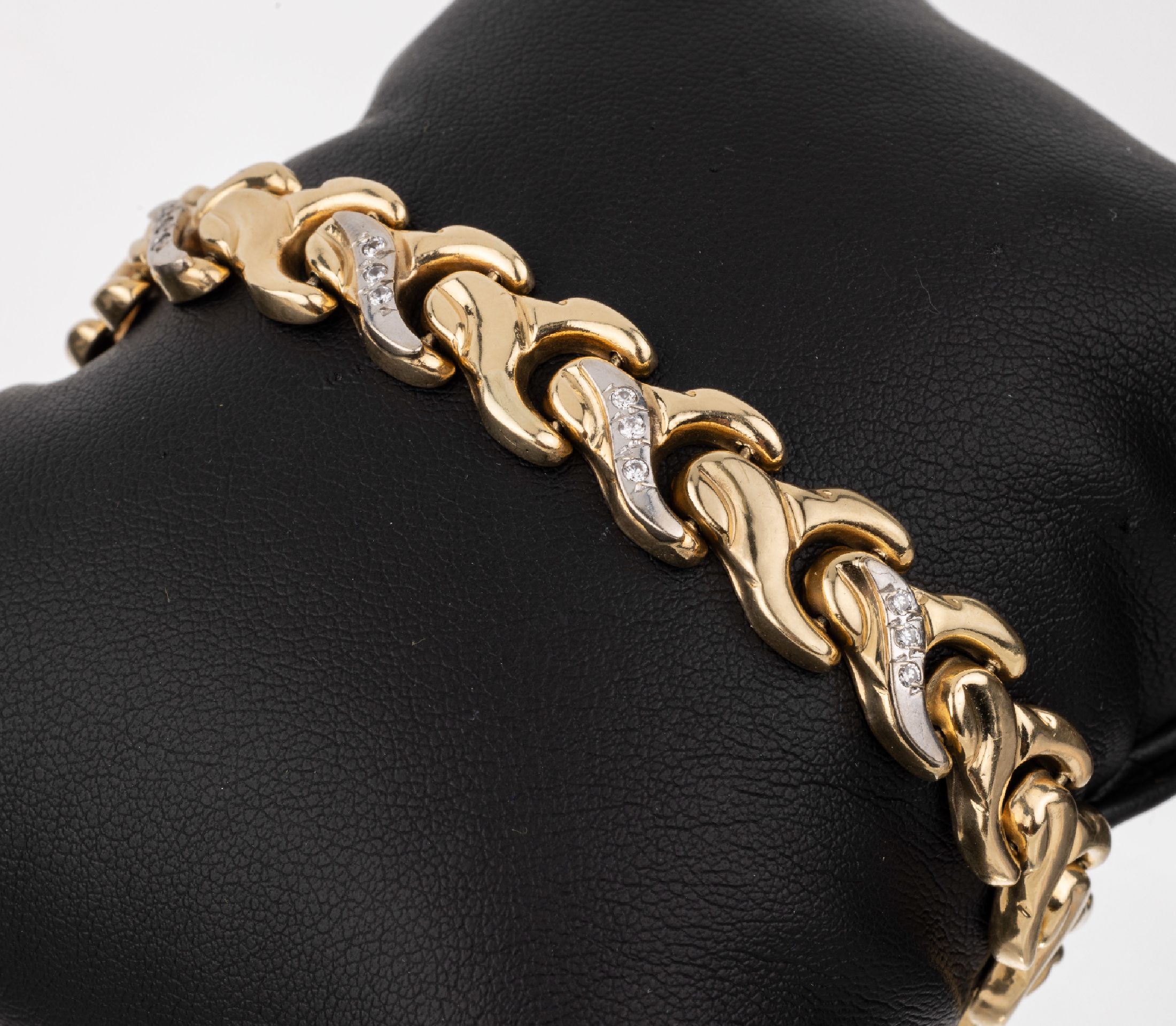 14 kt Gold Brillant-Armband, GG/WG 585/000 geschwungene Glieder, 4 Glieder part. WG mit 12 Brillanten zus. ca. 0.24 ct Weiß/si, L. ca.19 cm, ...