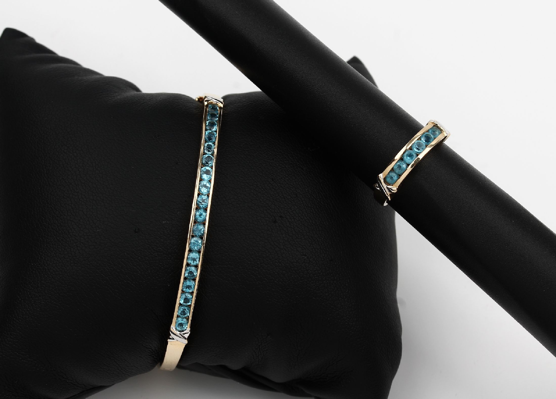14 kt Gold Schmuckset, GG 585/000, best. aus: Armreif, ca. 5.8 x 5.1 cm, Kastenschloss und Klappscharnier, und 1 Ring, RW 57, je mit kl. rundfacett. ...