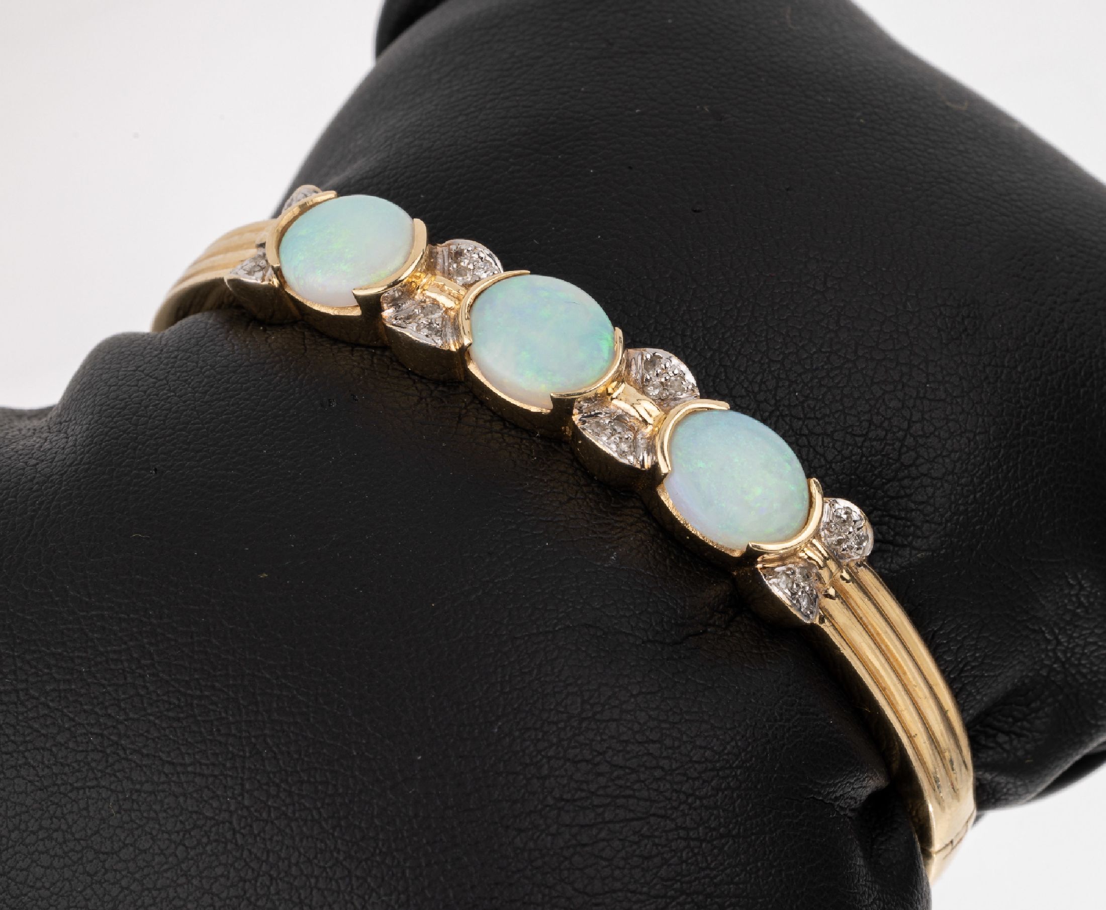 14 kt Gold Opal-Diamant-Armreif, GG 585/000, 3 ovale Opalcabochons mit zartem Farbspiel in grün und blau, kl. 8/8-Diamanten,ca. 5.8 x 5 cm, ...