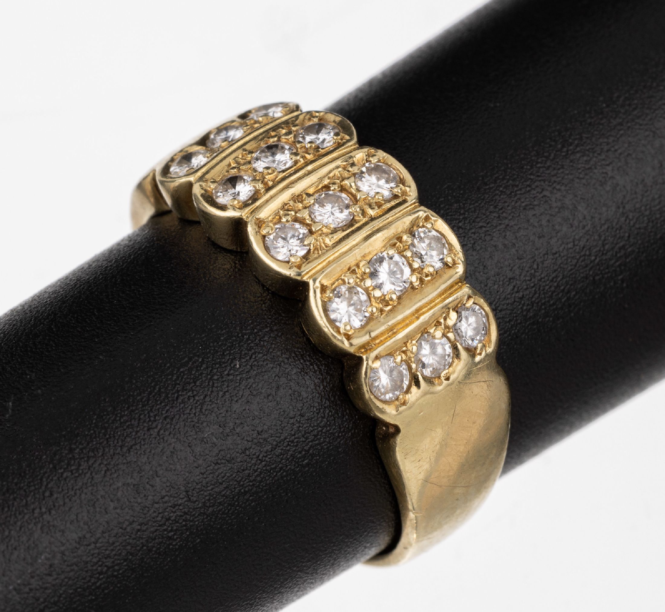 14 kt Gold Brillant-Ring, GG 585/000, 15 Brillanten zus. ca. 0.45 ct Weiß/si, RW 59, ca. 5.5 g