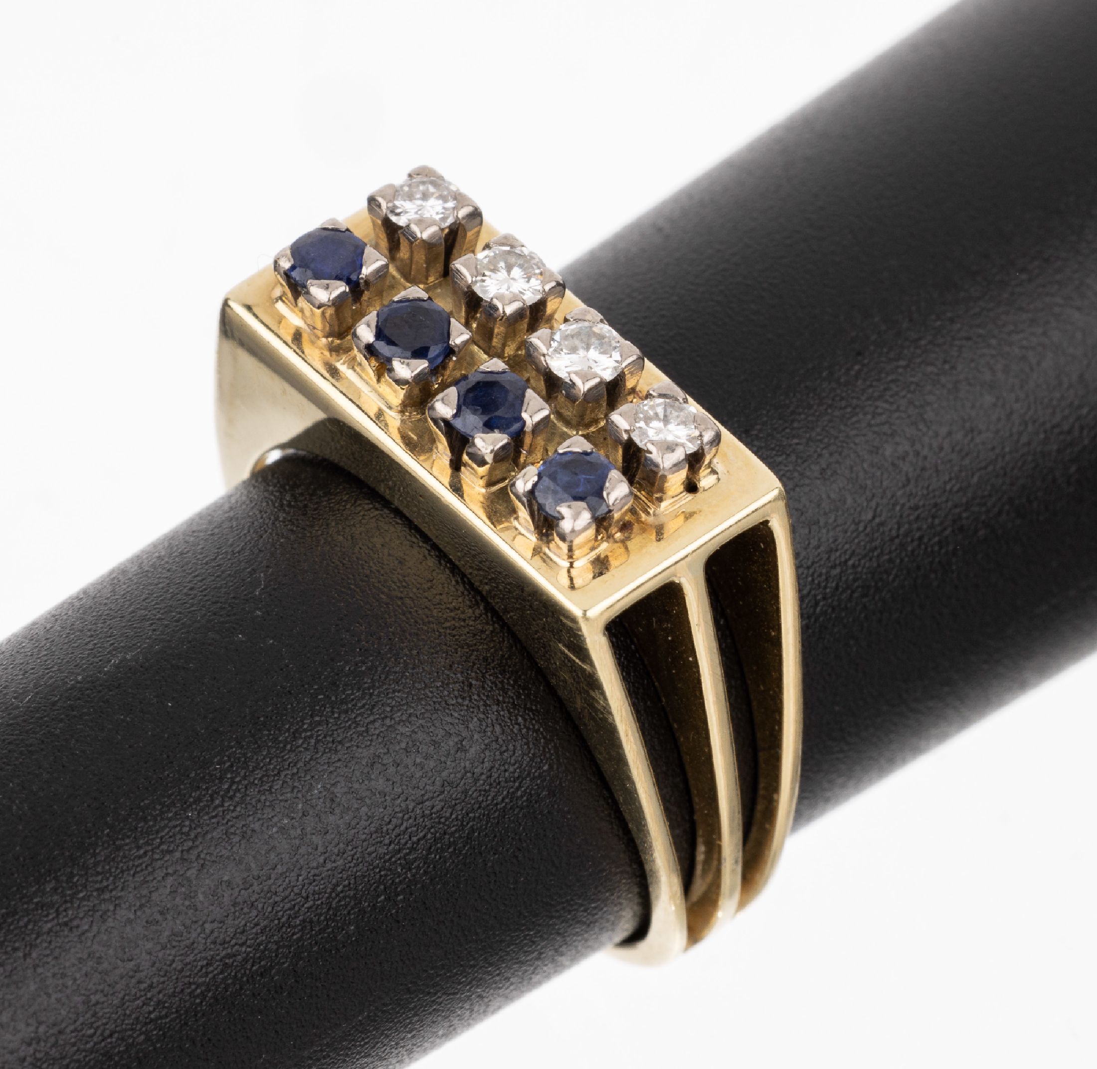 14 kt Gold Brillant-Saphir-Ring, GG 585/000, Ringkopf rechteckig, 4 Brillanten zus. ca. 0.20 ct Weiß/si, 4 rundfacett. Saphire zus. ca. 0.20 ct, RW ...