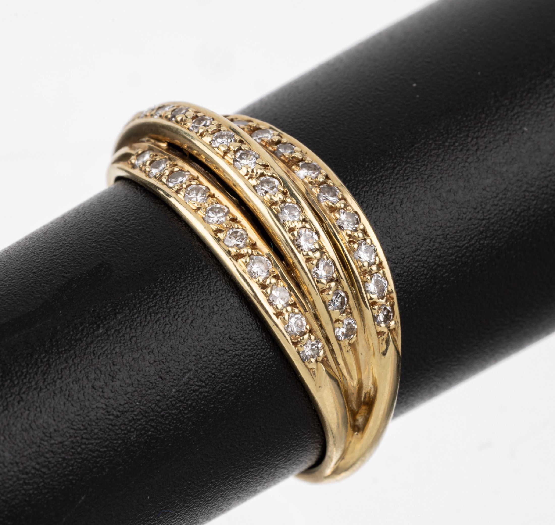 14 kt Gold Brillant-Ring, GG 585/000, 32 Brillanten zus. ca. 0.16 ct Weiß/si-p, RW 58, ca. 3.8 g