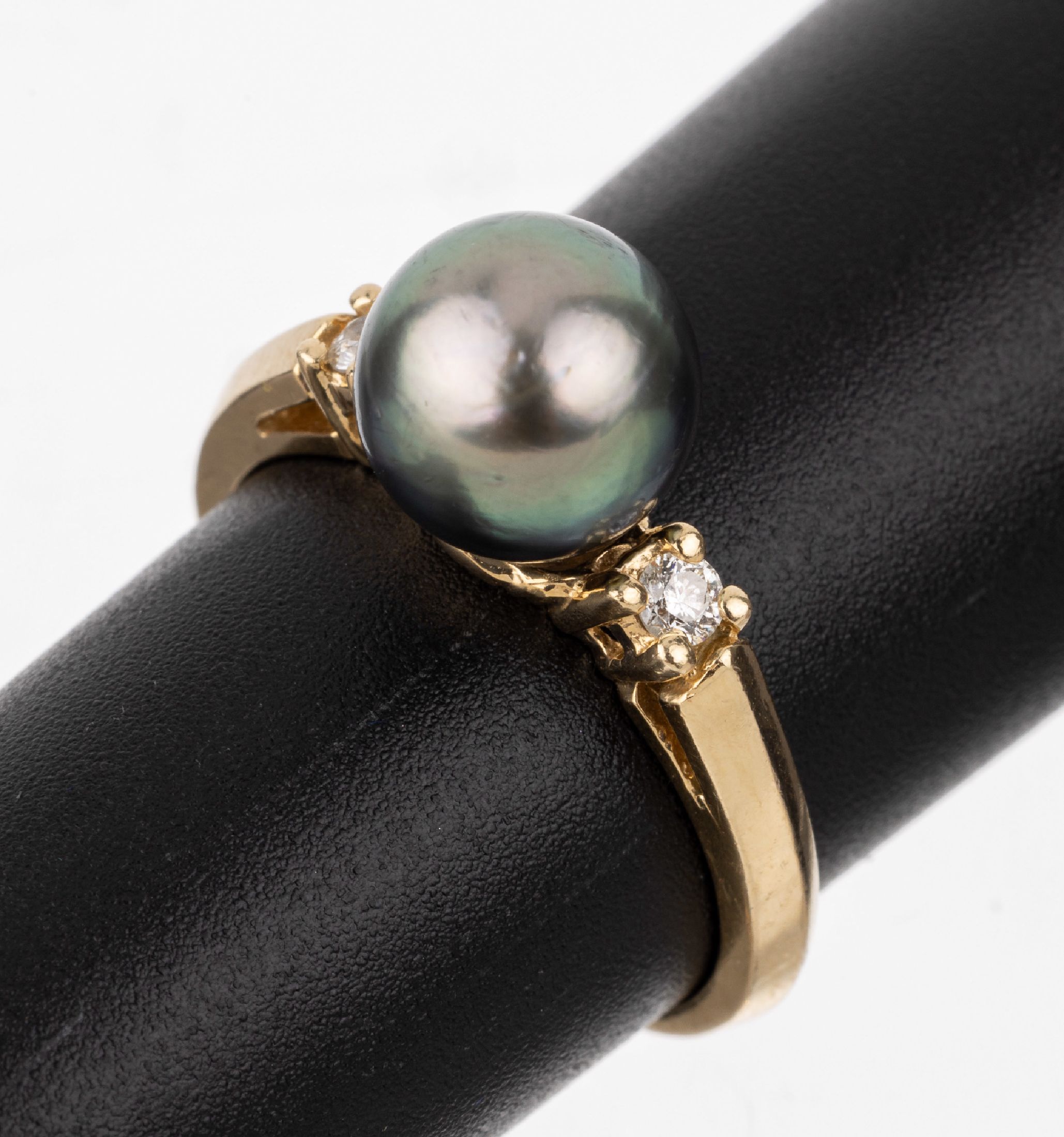 14 kt Gold Perl-Brillant-Ring, GG 585/000, mittig Tahitizuchtperle, D. ca. 9 mm, seitl. 2Brillanten zus. ca. 0.10 ct Weiß/p, RW 57, ca.4.5 g