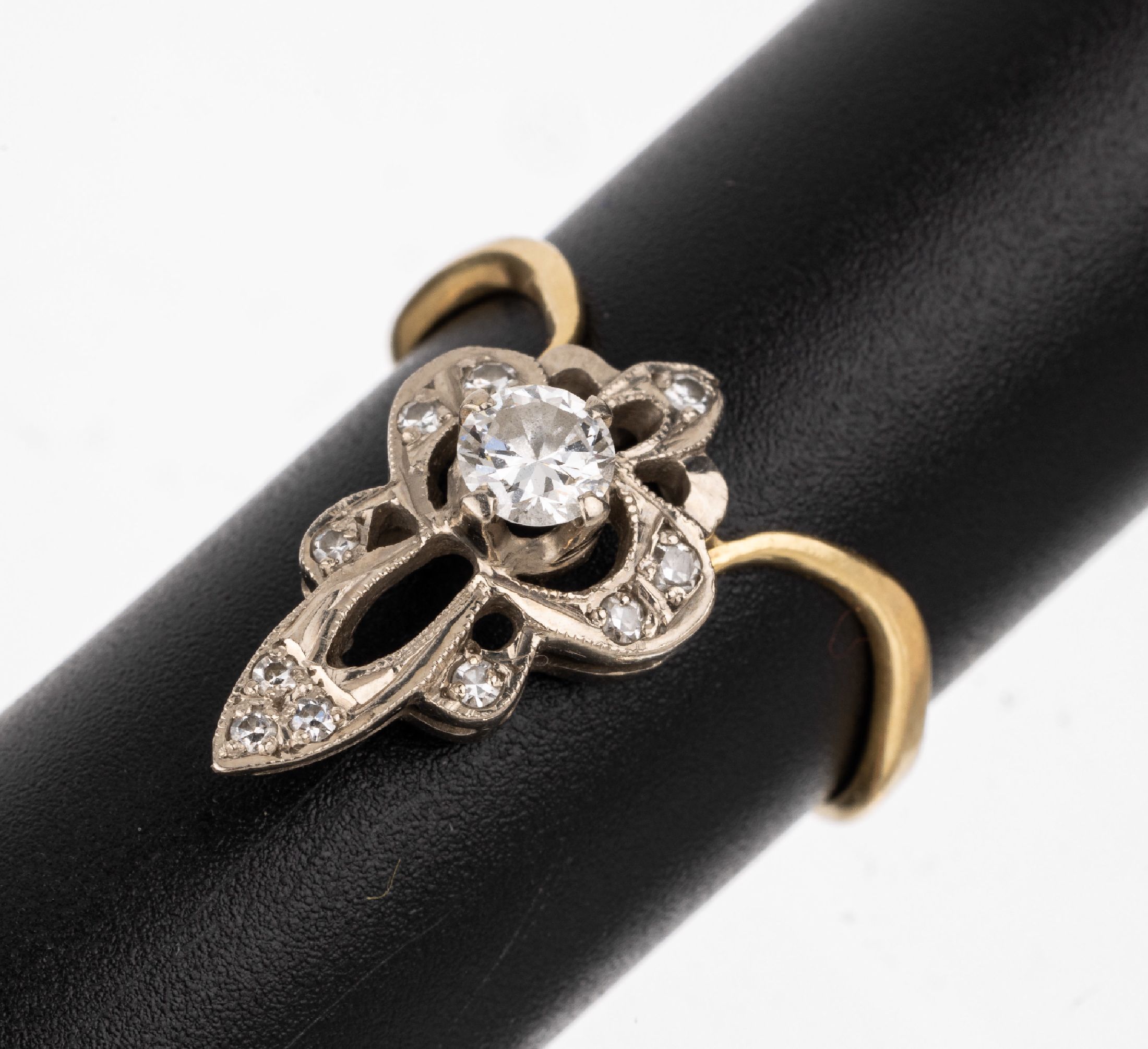 14 kt Gold Diamant-Ring, GG/WG 585/000, im Stil des Jugendstils, Ringkopf WG mit 1 Brillant ca. 0.30 ct Weiß/si und 10 8/8- Diamanten zus. ca. 0.17 ...
