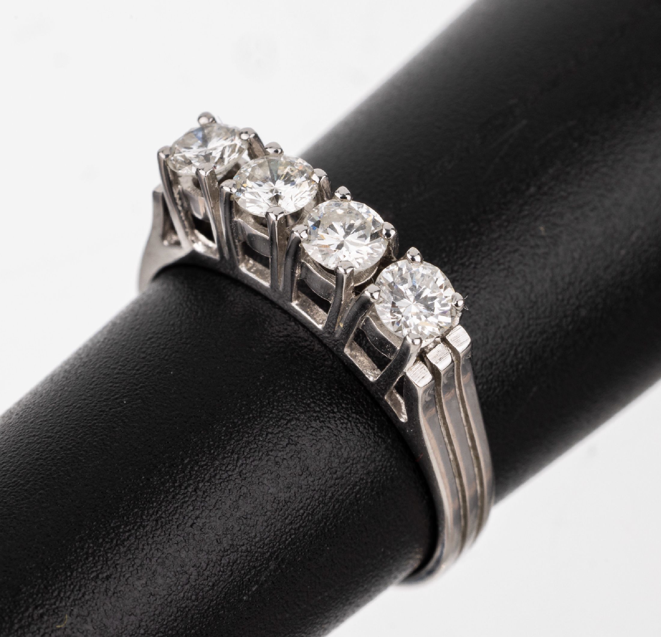 14 kt Gold Brillant-Ring, WG 585/000 unterlegiert, 4 Brillanten zus. ca. 0.66 ct feines Weiß/si (grav.), ca. 2.5 g, RW 53