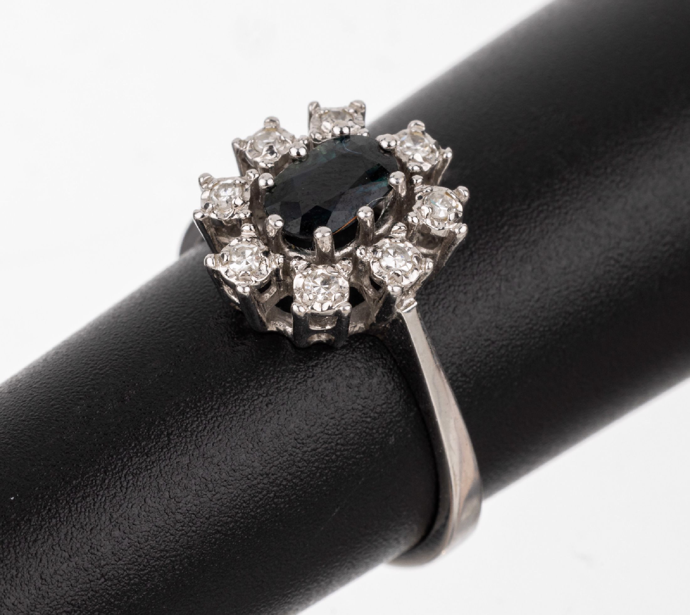 14 kt Gold Saphir-Diamant-Ring, WG 585/000,ovalfacett. Saphir ca. 0.60 ct, 8 8/8 -Diamanten zus. ca. 0.08 ct feines Weiß/si-p, ca. 3.5 g, RW 54