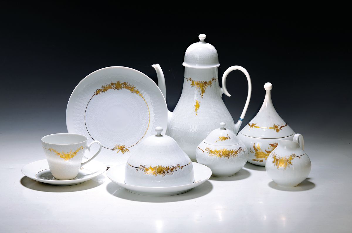 Kaffeeservice für 12 Personen, Rosenthal, 1970er Jahre, Romanze in Gold, Entwurf Björn Wiinblad, 2 Kannen, 2 Zuckerdosen, 2 Milchkännchen, 11 ...