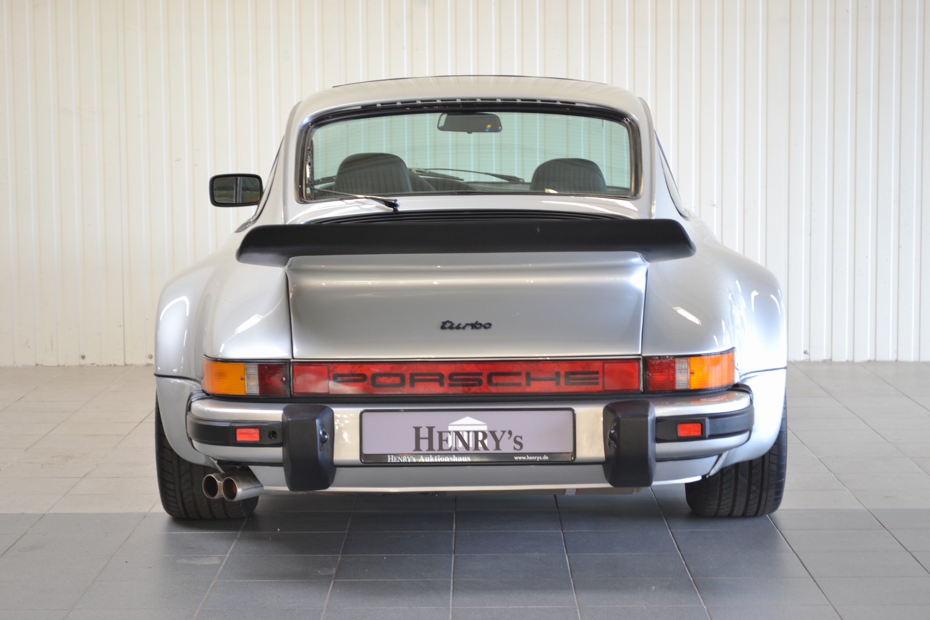 Detail b: Porsche 930 Turbo, Fahrgestellnummer: 9307700060, Motornummer: 6770053, EZ 09/1976, Laufleistung ca. 157.767 km, H-Zulassung, 260 PS, 6-Zylinder, ...