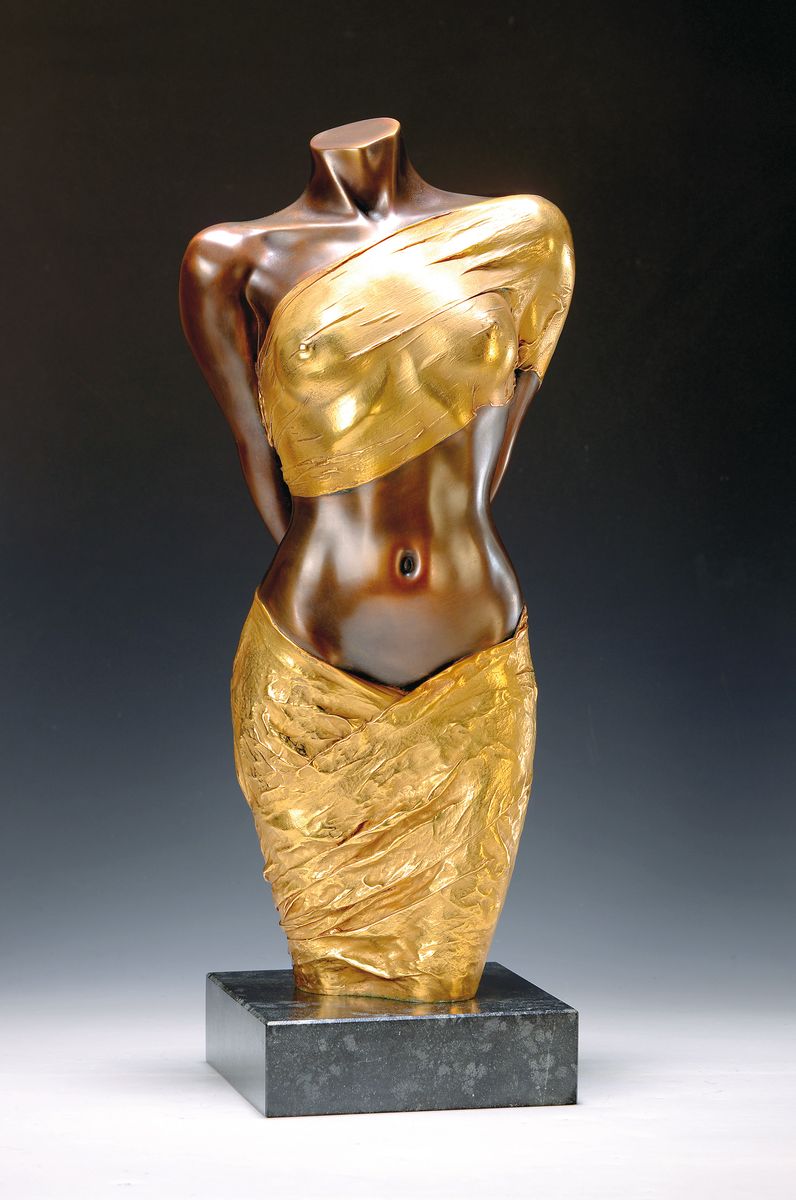 Willi Kissmer, 1951-2018, Bronze-Skulptur, Halbakt mit 2 Tüchern, teilvergoldet, signiert, num.25/99 , Jahre 2008, ca. 55 cm