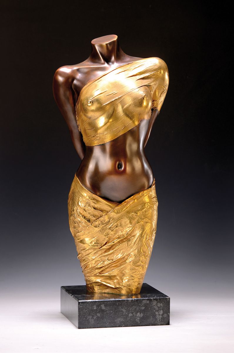 Detail k: Willi Kissmer, 1951-2018, Bronze-Skulptur, Halbakt mit 2 Tüchern, teilvergoldet, signiert, num.25/99 , Jahre 2008, ca. 55 cm