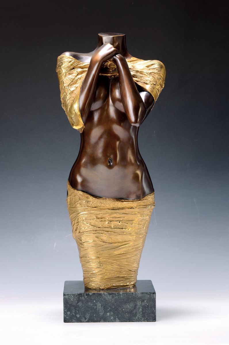 Willi Kissmer, 1951-2018, Bronze-Skulptur, stehender Halbakt, teilvergoldet, sign., num. 25/49, aus dem Jahre 2009, ca. 54 cm
