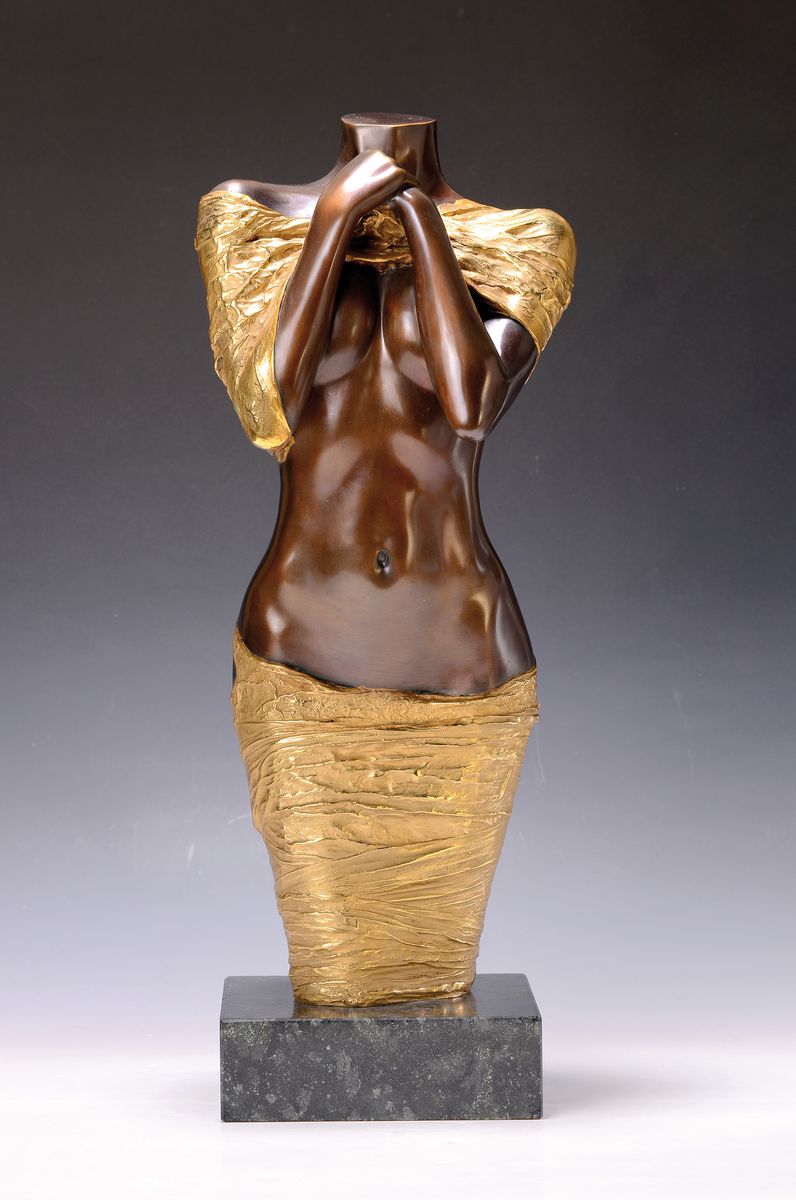 Detail k: Willi Kissmer, 1951-2018, Bronze-Skulptur, stehender Halbakt, teilvergoldet, sign., num. 25/49, aus dem Jahre 2009, ca. 54 cm
