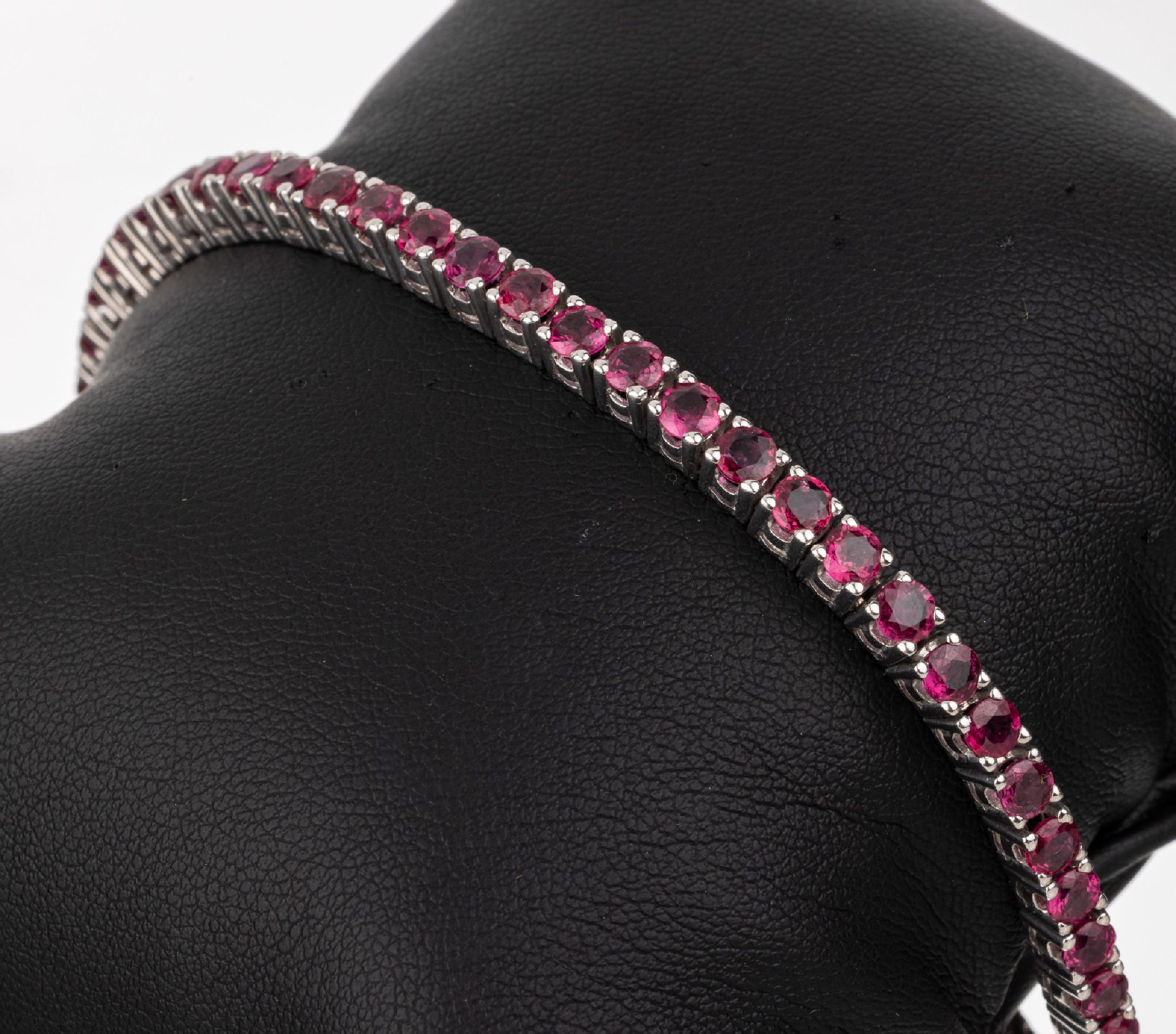 18 kt Gold Rubin-Armband, WG 750/000, 44 rundfacett. Rubine zus. ca. 5.40 ct, L. ca. 17 cm, Kastenschloss mit Sicherheitsbügel, ca. 20.6 g