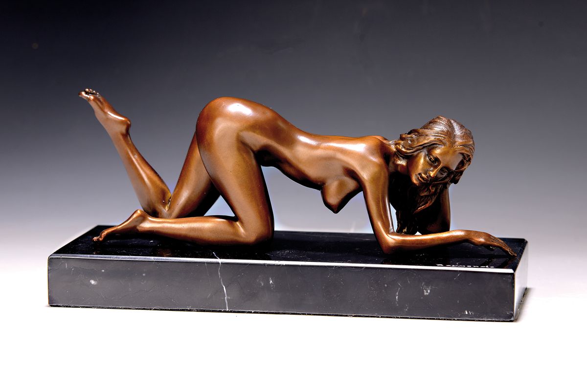 Detail k: Ray Mondo, geb. 1950, Bronzeskulptur auf Marmorsockel, kriechender weiblicher Akt, signiert auf Sockel, gr. inkl. Sockel 26,5x11,5 cm