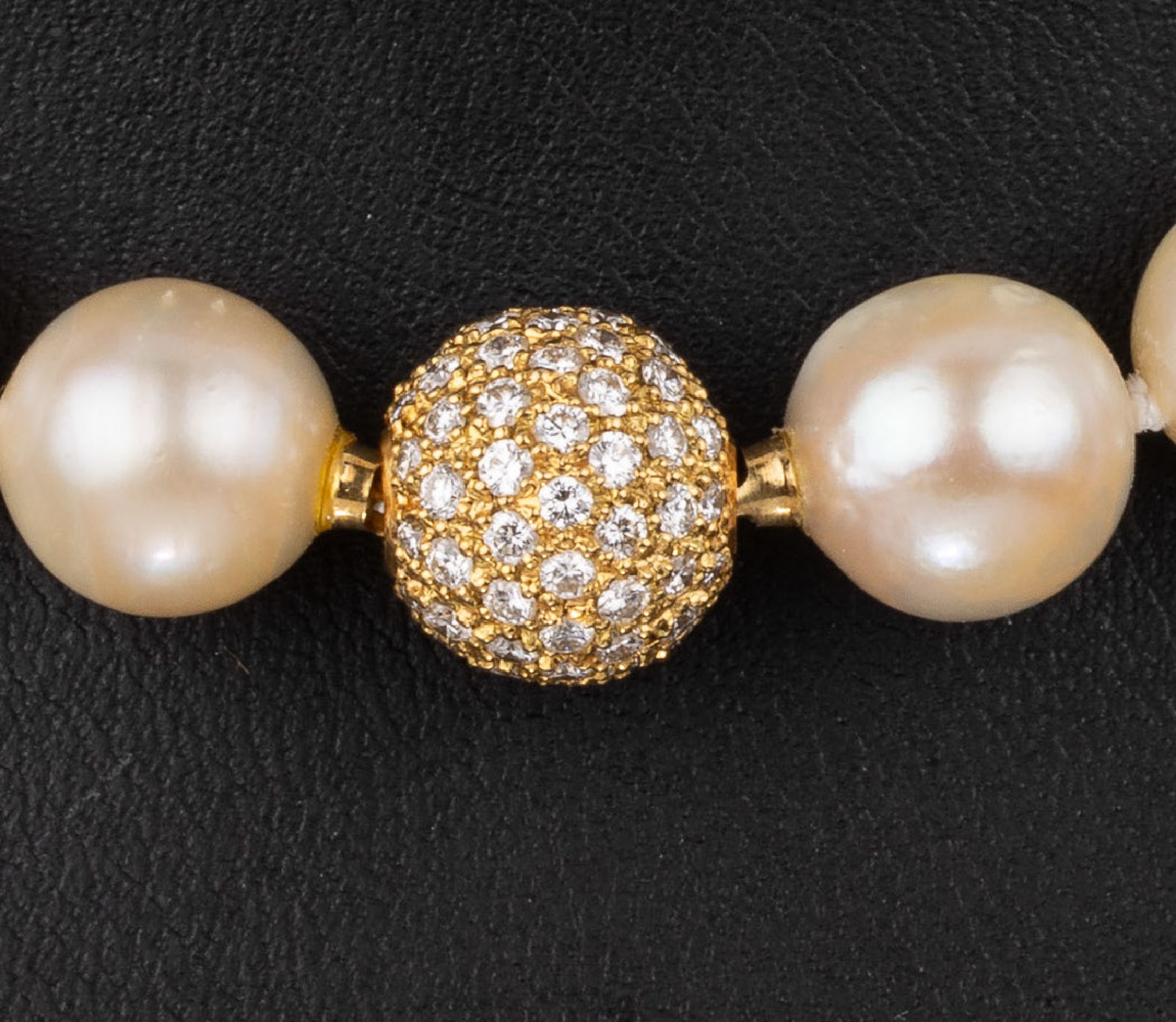 Detail a: Zuchtperl-Collier mit 18 kt Gold Schmuckschließe, GG 750/000, Akoyazucht- perlen im Verlauf, D. ca. 10.2 - 9.3 mm, Kugelschließe mit ...