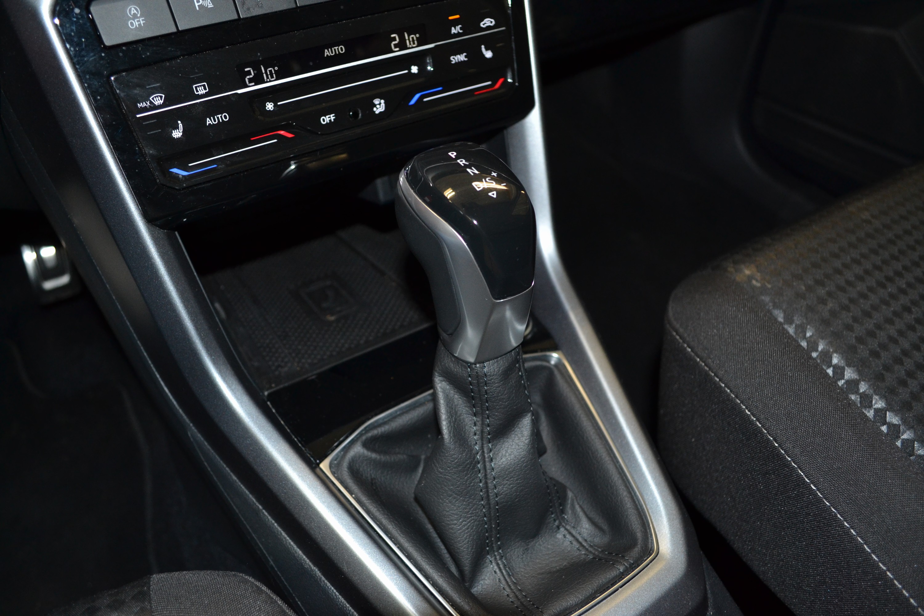 Detail m: Volkswagen T-Cross 1.0 TSI, EZ 01/2022, 2.Hand, Laufleistung 67.300km, 81kW/110PS, Automatikgetriebe, Sonderausstattung - Audio-Navigationssystem ...