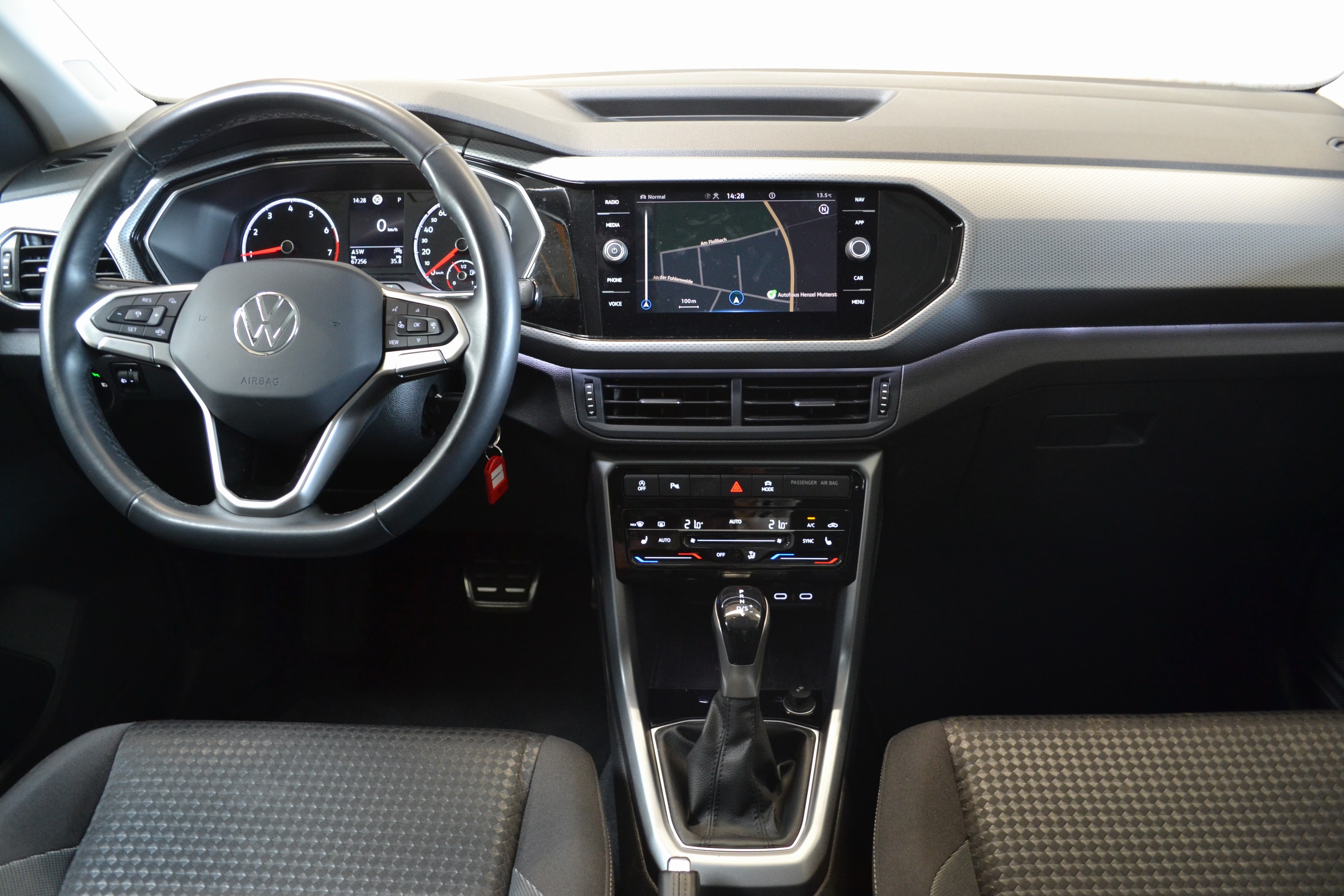 Detail n: Volkswagen T-Cross 1.0 TSI, EZ 01/2022, 2.Hand, Laufleistung 67.300km, 81kW/110PS, Automatikgetriebe, Sonderausstattung - Audio-Navigationssystem ...