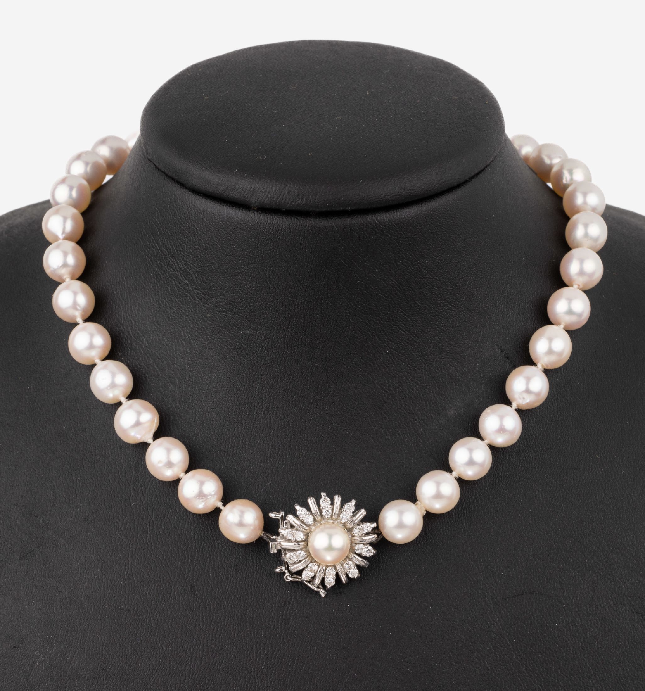 14 kt Gold Zuchtperl-Collier, WG 585/000, weiße Perlen D. ca. 8.5-9 mm, mit schönem Lüster, 20 kl. Diamanten an der Schließe, Kastenschloss mit ...