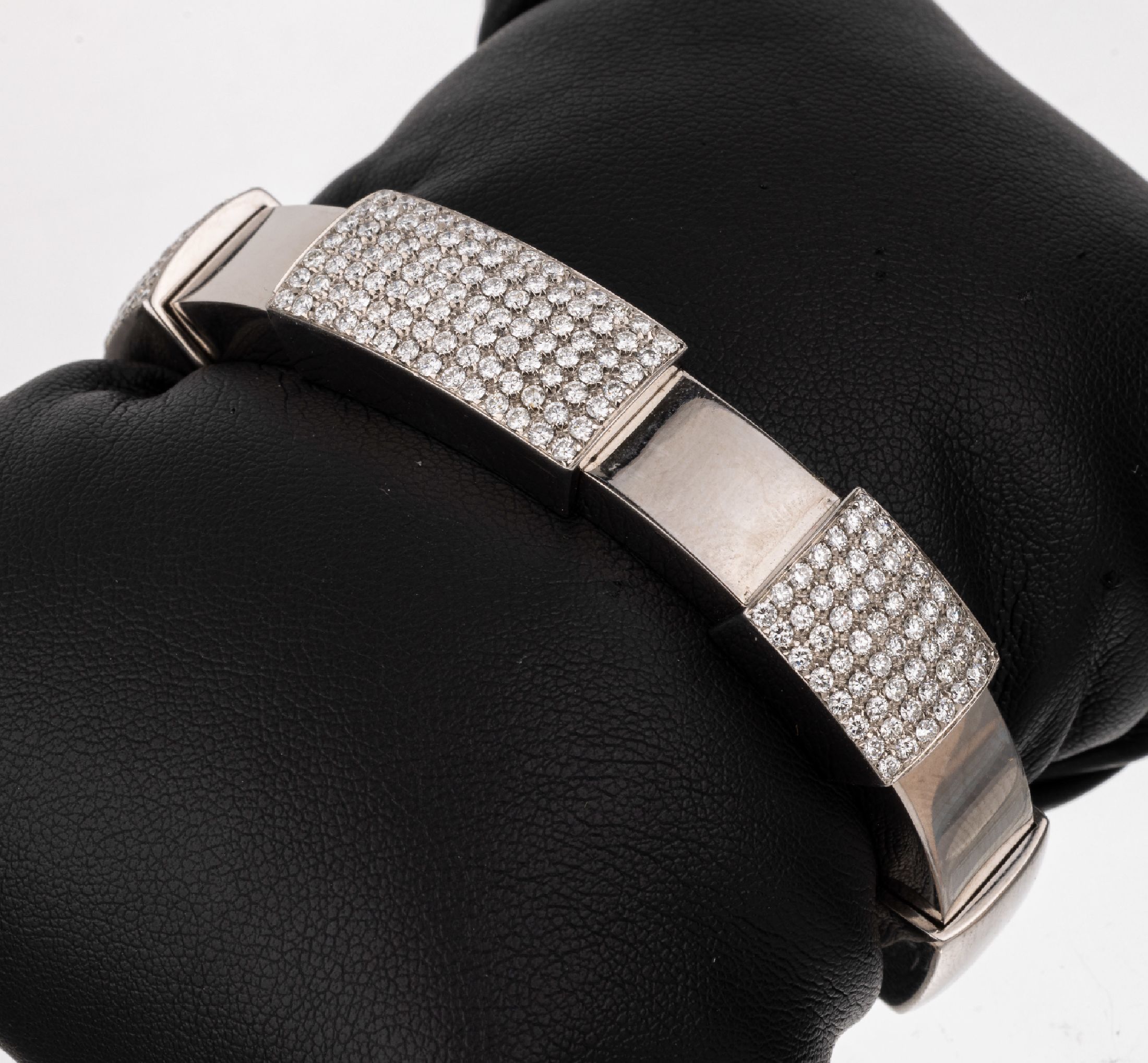 18 kt Gold Diamant-Armspange, WG 750/000, 210 Diamanten zus. ca. 2.50 ct feines Weiß -Weiß/vs-si, D. ca. 5.5 x 4.5 cm, B. ca. 0.9 -1.2 cm, ca. ...