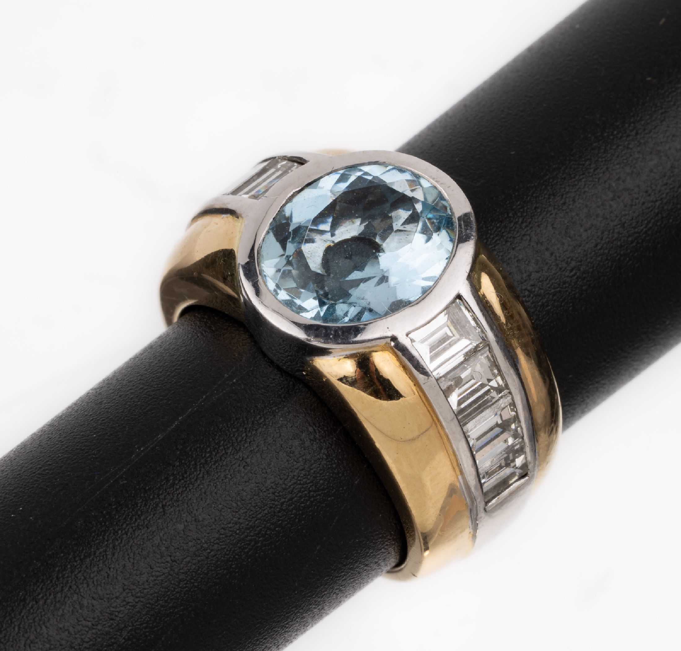 18 kt Gold Aquamarin-Diamant-Ring, GG/WG 750/000, rundfacett. Aquamarin in WG ca. 3.18 ct, 8 Diamantbaguettes zus. ca. 1.98 ct (grav.) feines ...