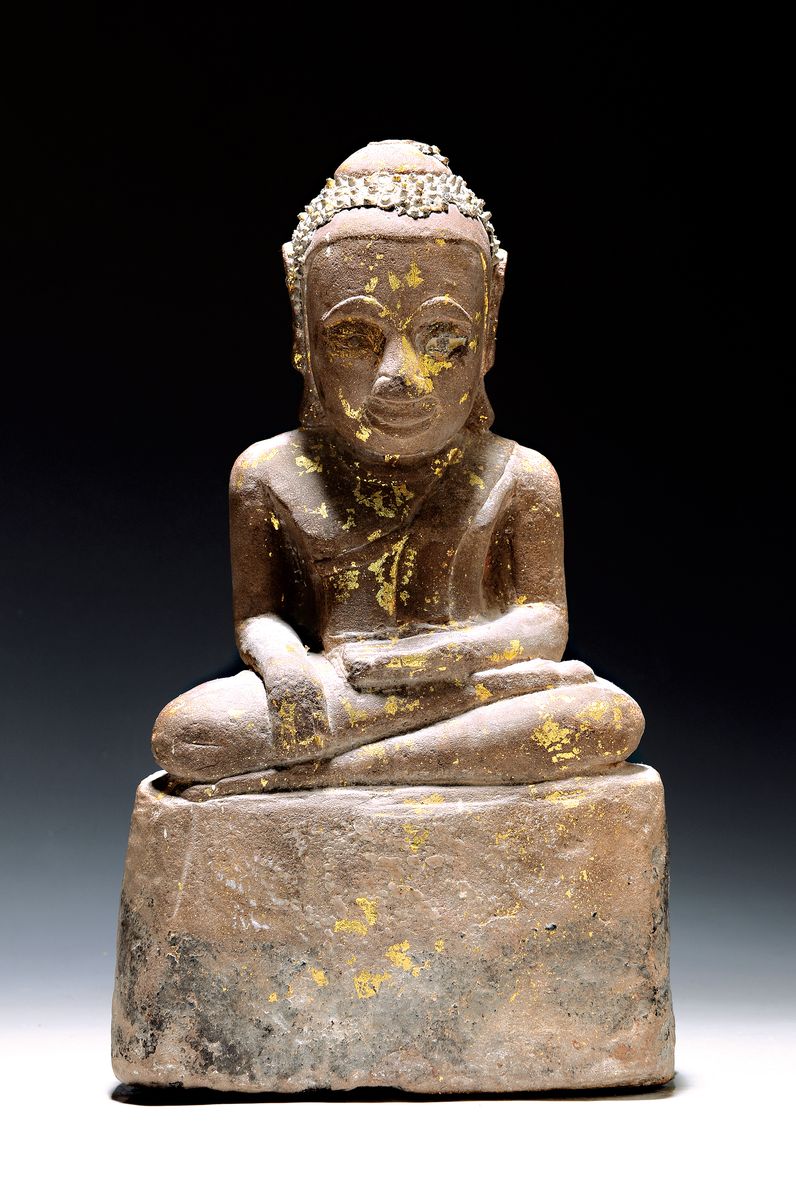 Sitzender Buddha, Sukhothai, Burma/Thailand, 19.Jh., Stein, Reste alter Vergoldung, auf hohem Sockel, Stupa fehlt, H. 38 cm