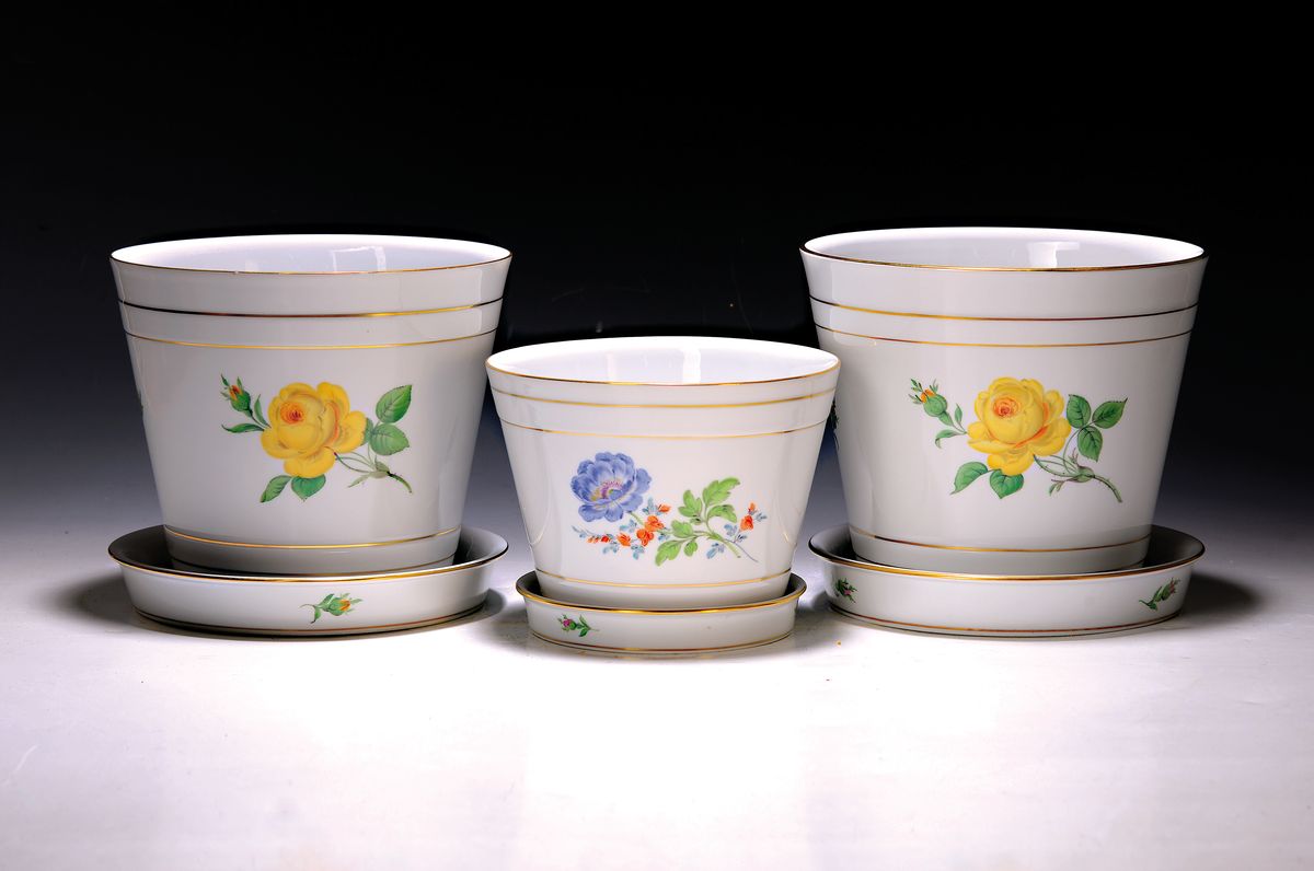 Drei Blumentöpfe/Übertöpfe, Meissen, 20. Jh., mit Untersetzern, 20. Jh., zwei große Übertöpfe, gelbe Rose, H. ca. 16cm D. 19 cm, 1 x bemalt ...