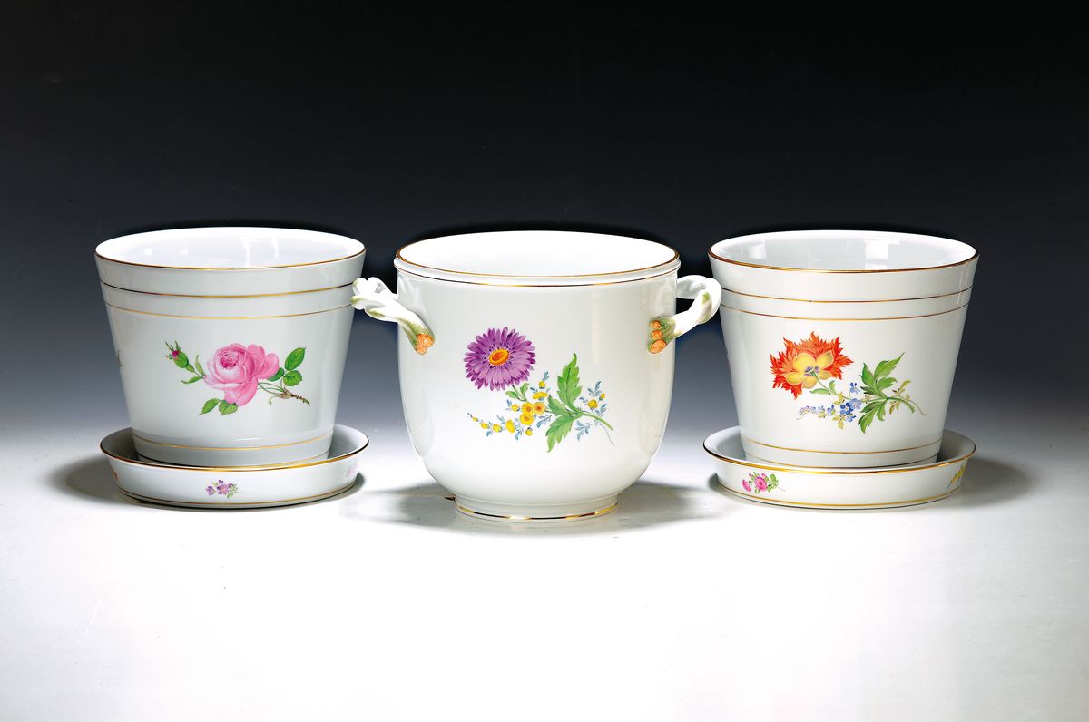 Weinkühler/Übertopf und zwei Blumentöpfe/ Übertöpfe, Meissen, 20. Jh., Porzellan, Weinkühler mit geflochtenem Rand, Blume 2, Goldrand, H. 18 ...