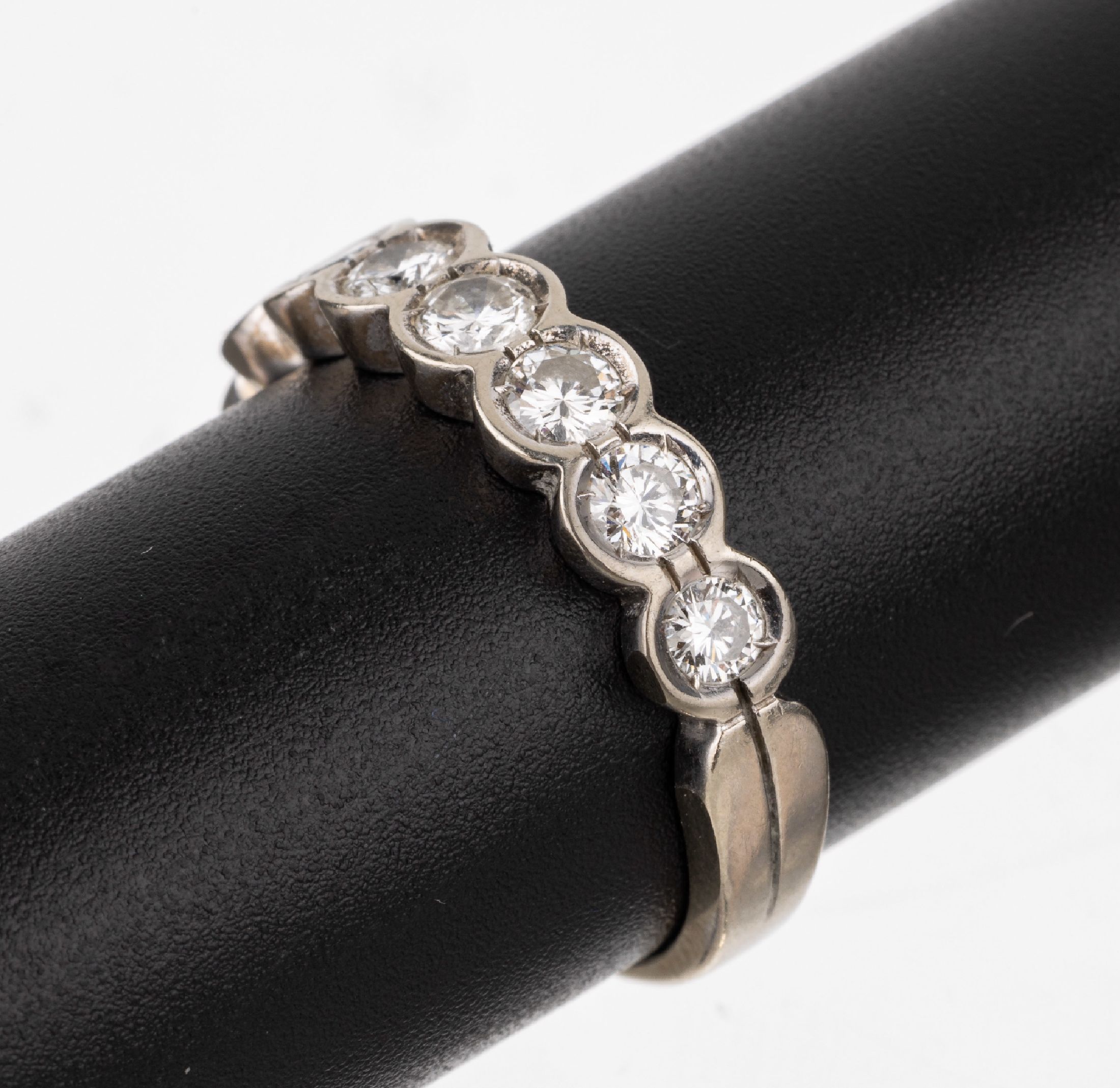 14 kt Gold Brillant-Ring, WG 585/000, 7 Brillanten zus. ca. 0.967 ct (grav.) Weiß/si, RW 64, ca. 5.2 g