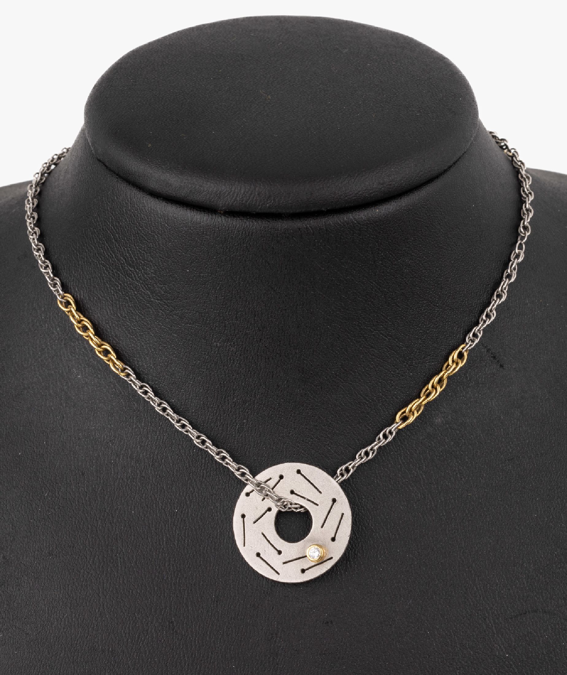 Platin und Gold Brillant-Collier, Pt gepr. und GG 750/000 gepr., runder Anhänger durchbrochen gearbeitet, jede Seite mit 1 Brillant zus. ca. 0.10 ...