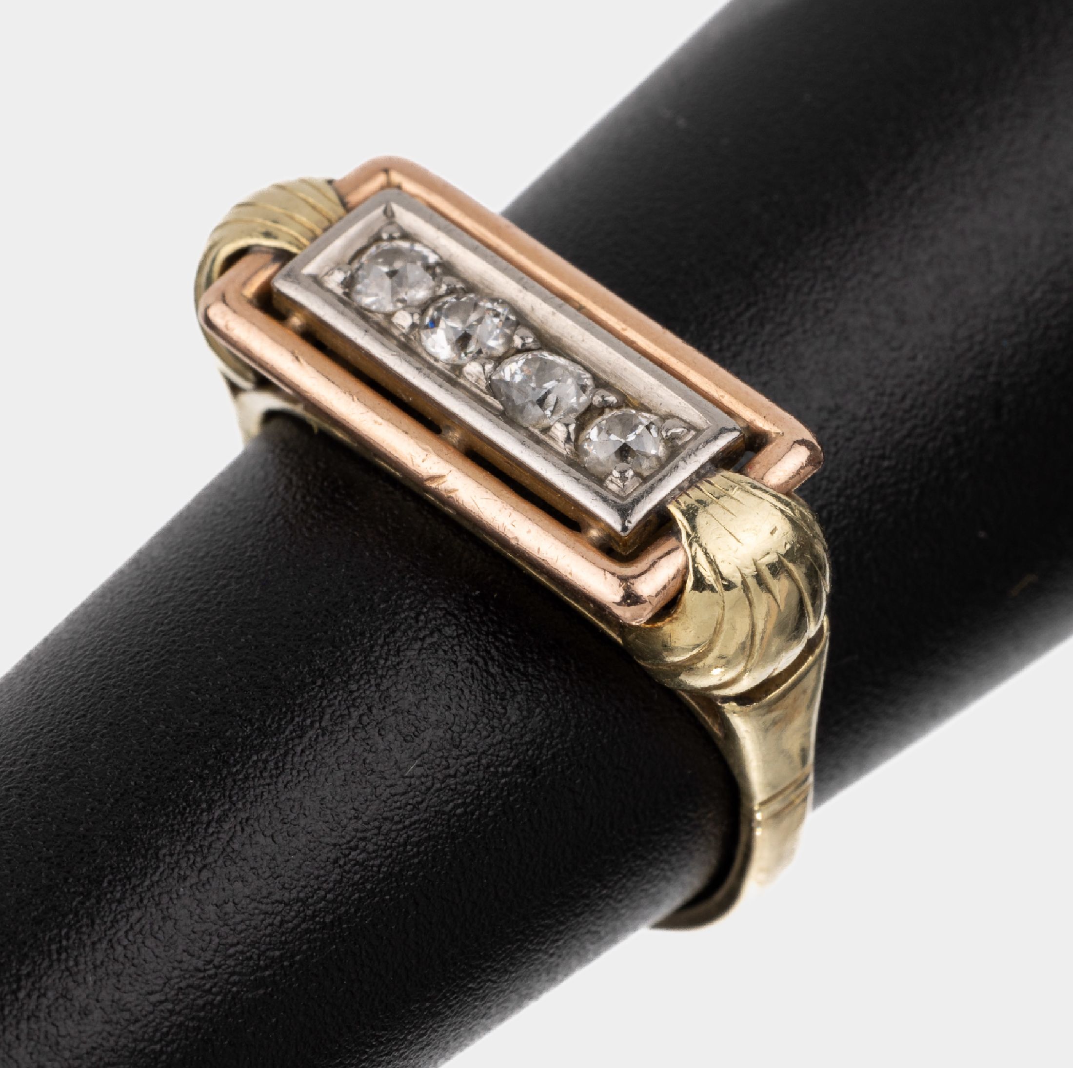 14 kt Gold Diamant-Ring, 1930er Jahre, GG/WG 585/000, 4 in Platin gefasste Altschliffdiamanten zus. ca. 0.20 ct Weiß/p1, Ringschultern mit ...