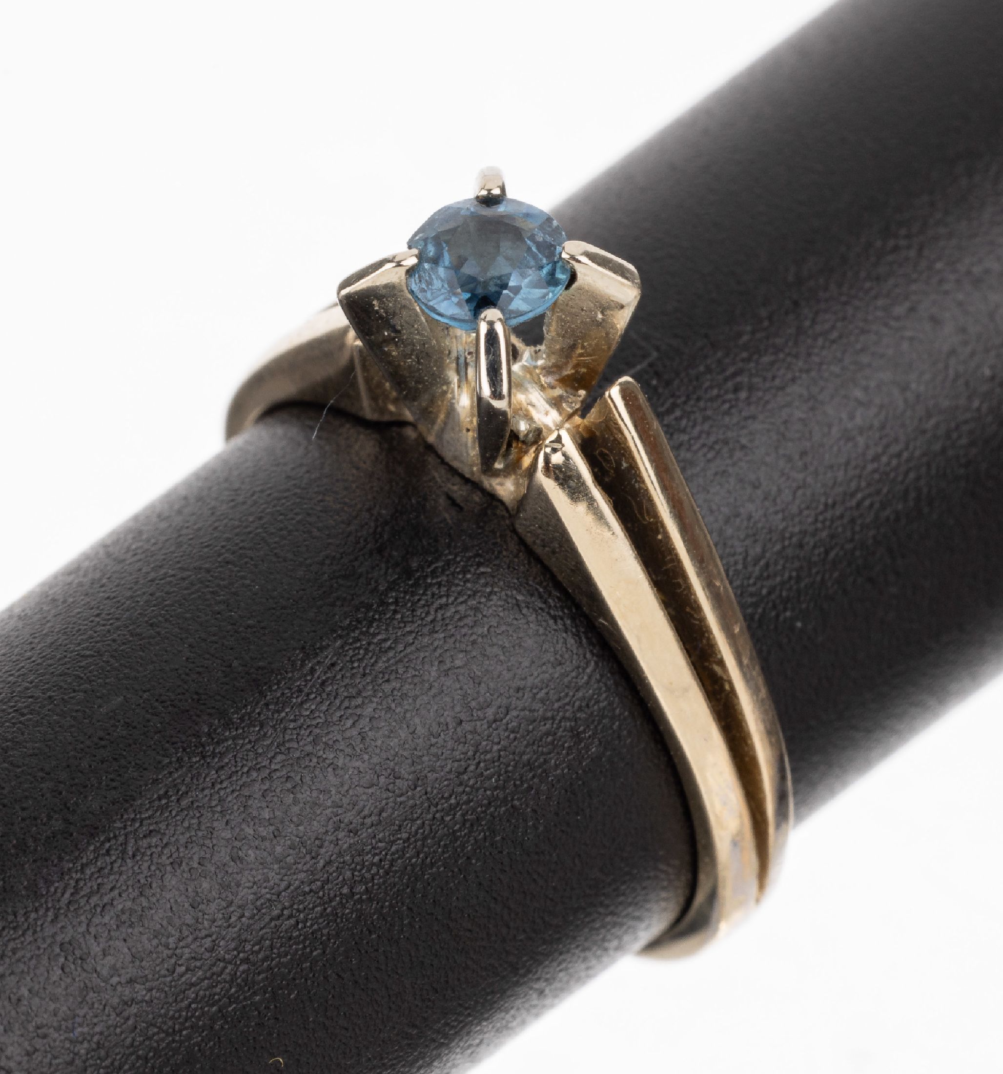 14 kt Gold Saphir-Ring, WG 585/000, mittig rundfacett. Saphir ca. 0.20 ct, Stein min. besch., RW 53, ca. 2.8 g
