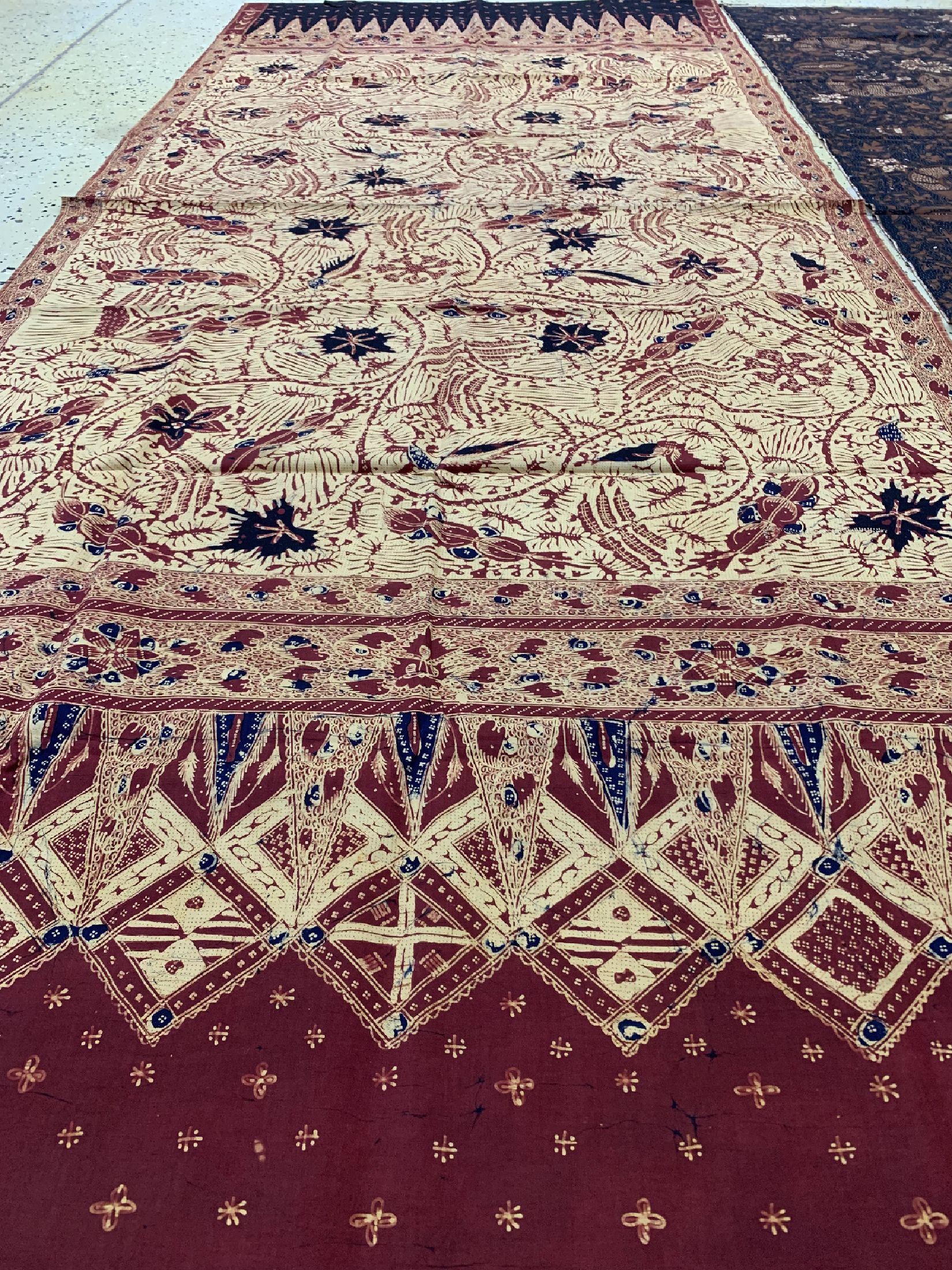 Detail d: 2 Kain Pajang Solo , Sumatra, um 1960/70 , Baumwoll Batik, ca. 250 x 107cm cm, EHZ: 1-2, kleine Reparatur