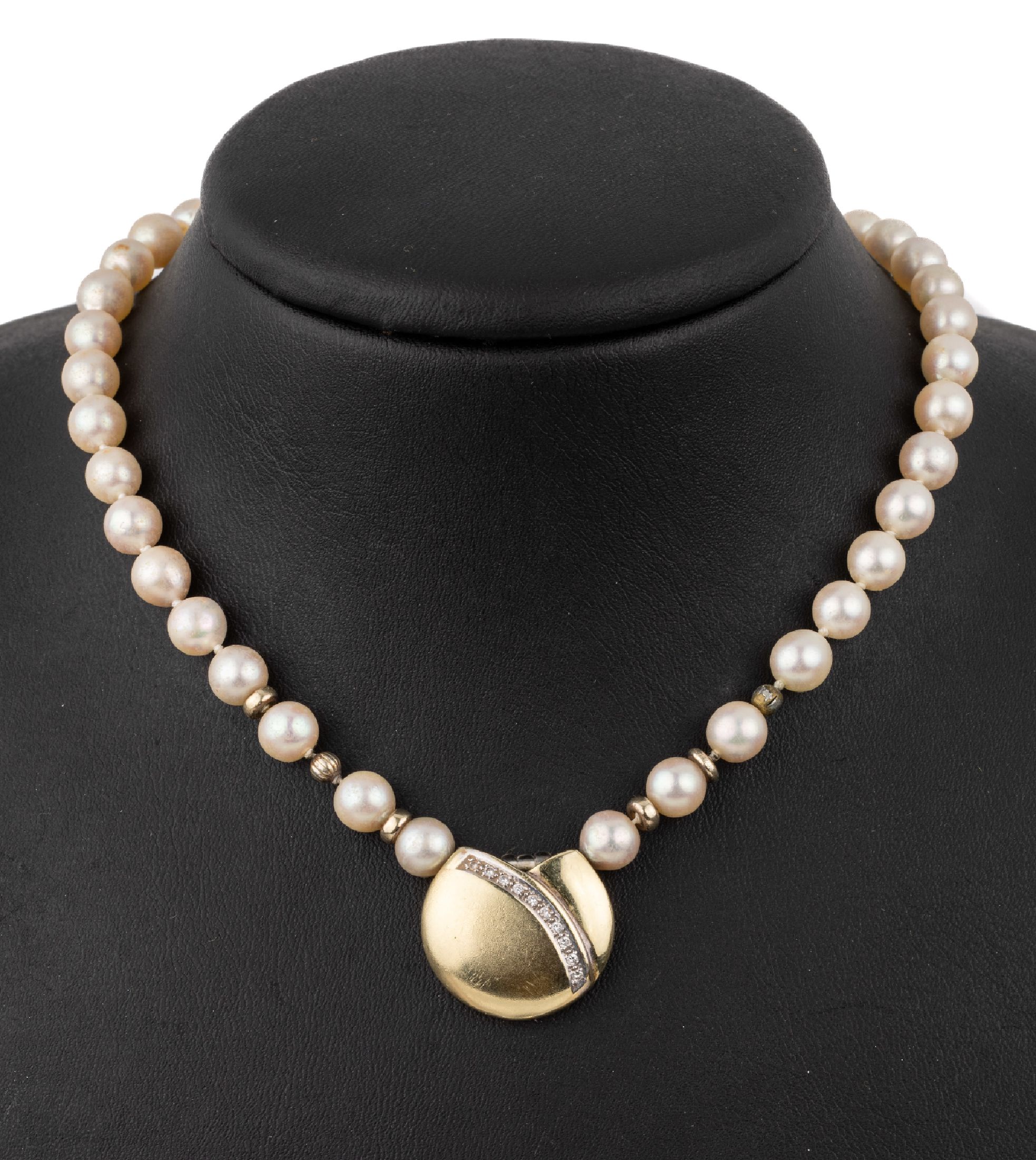 Zuchtperl-Collier mit 14 kt Gold Brillant- Mittelteil, GG 585/000, 58 Akoyazuchtperlen, D. ca. 6.7 mm, Mittelteil mit 10 Brillanten zus. ca. 0.10 ct ...