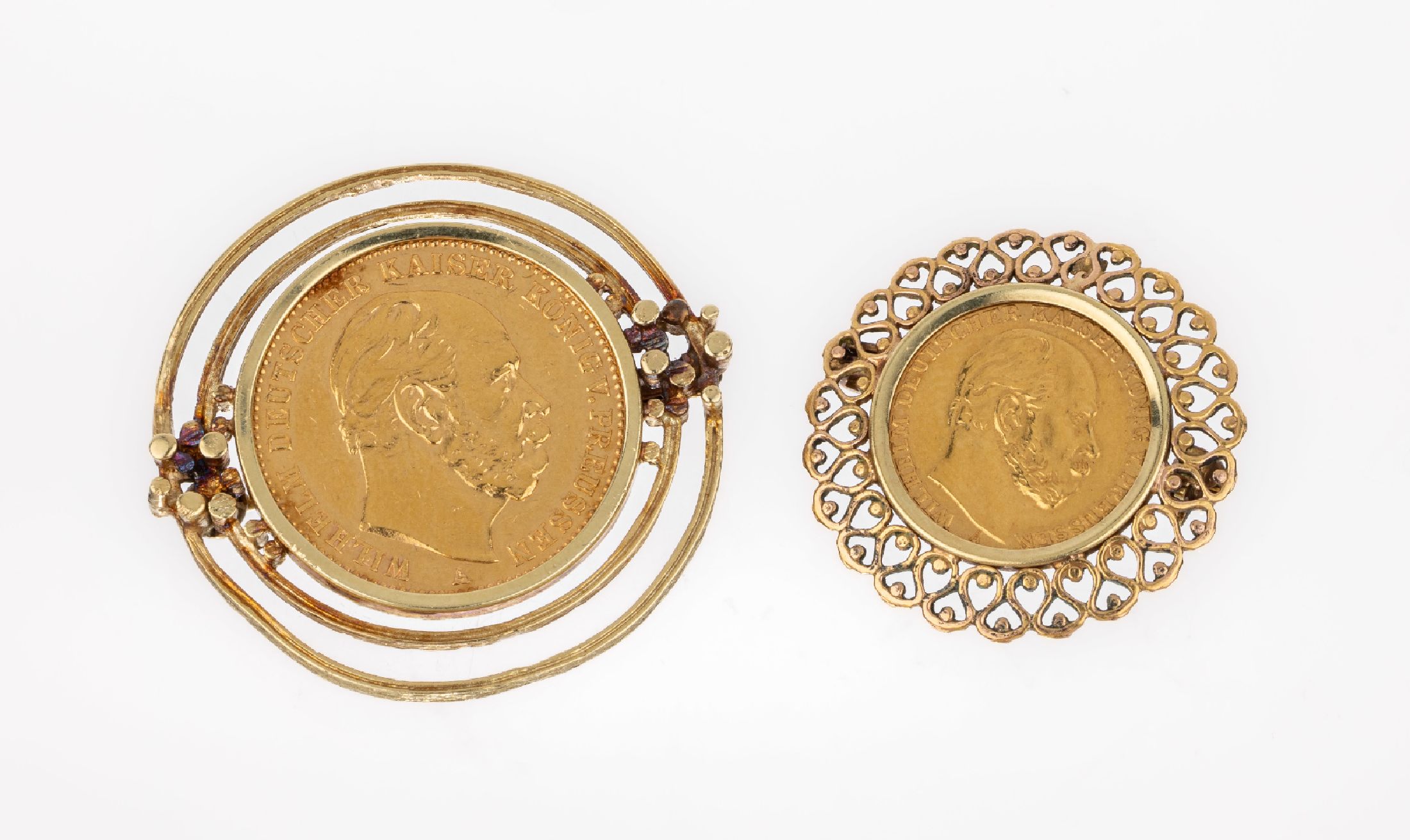 Konvolut 2 14 kt Gold Münz-Broschen, GG 585/000 gepr., 1 x lose gefasste 20 Mark Goldmünze, deutsches Reich, Wilhelm 1882, Rahmung min. verbogen, ...