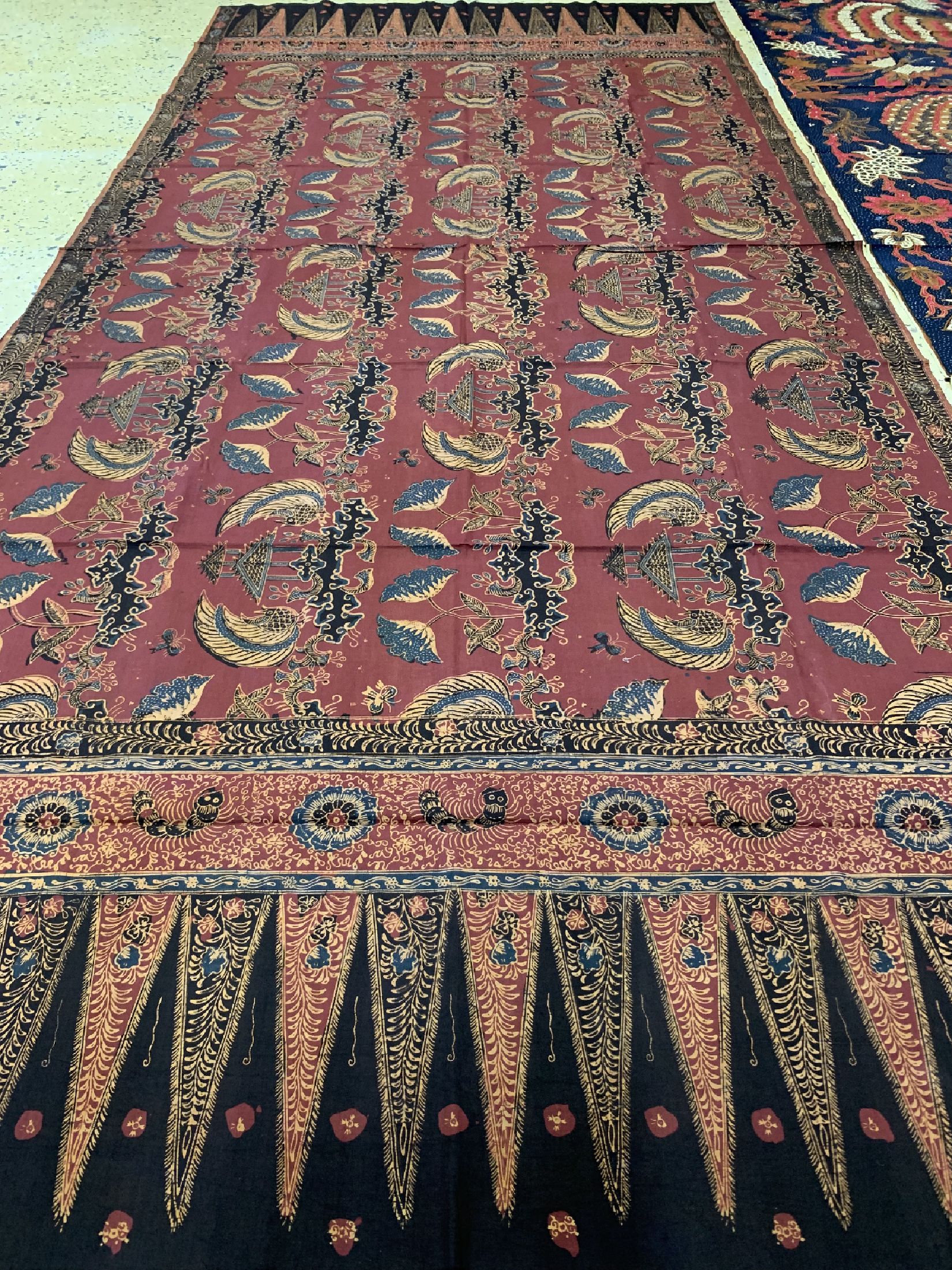 Detail e: 3 Kain Pajang Solo, Sumatra, um 1960/70, Baumwoll Batik, ca. 240 x 107 cm, EHZ: 2, minimal Löcher/Flecken