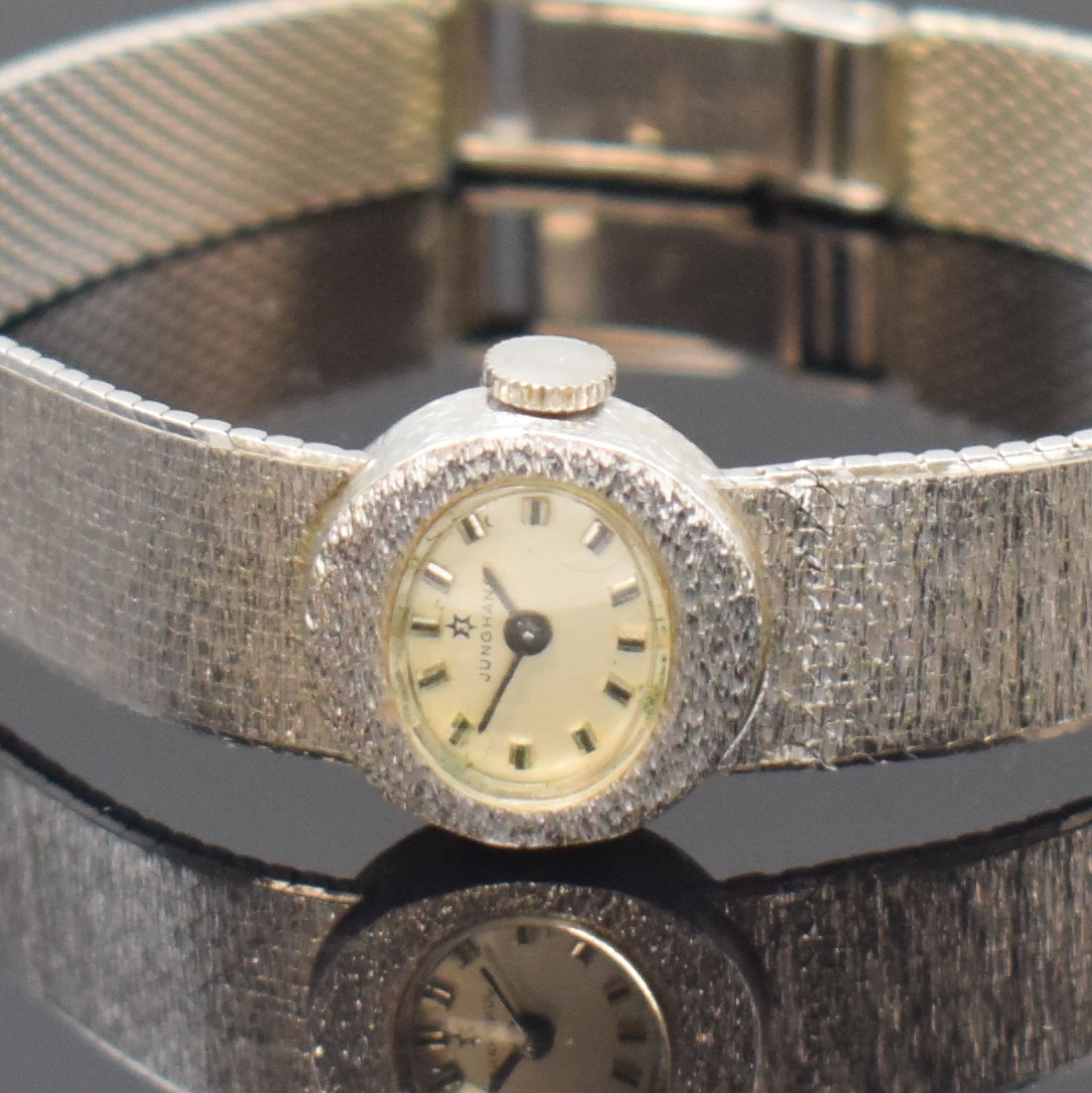 Detail a: JUNGHANS Damenarmbanduhr in WG 585/000, Deutschland um 1970, Handaufzug, Boden aufgedr., silb. Zifferbl. m. aufges. Std.- Ind., geschw. Zeiger, Kal. ...