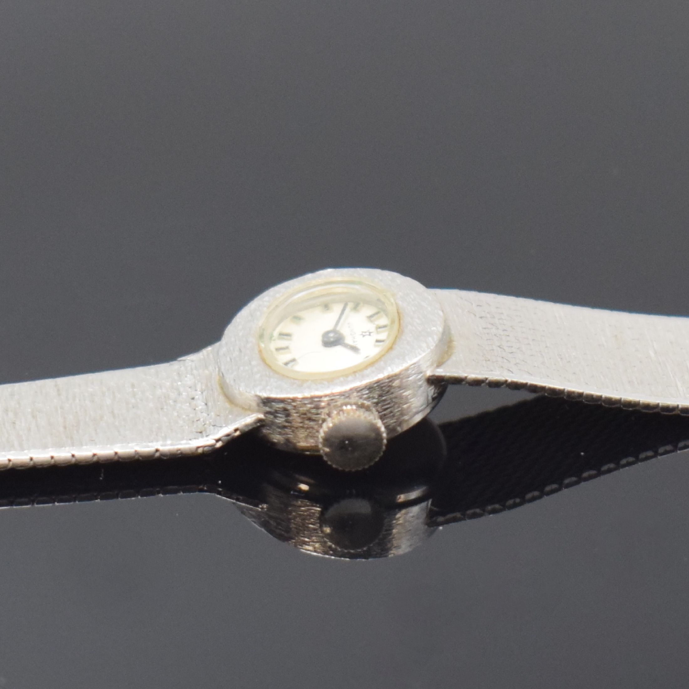 Detail c: JUNGHANS Damenarmbanduhr in WG 585/000, Deutschland um 1970, Handaufzug, Boden aufgedr., silb. Zifferbl. m. aufges. Std.- Ind., geschw. Zeiger, Kal. ...