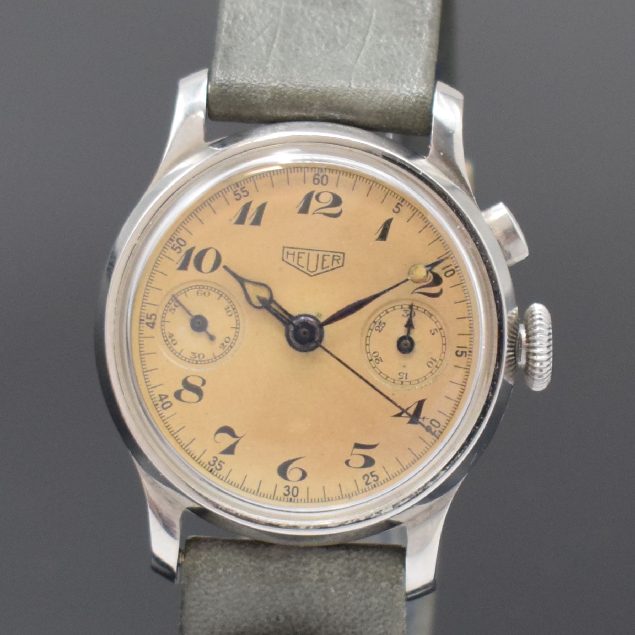 Detail a: HEUER früher Eindrücker-Schaltradchronograph in Stahl, Handaufzug, Schweiz um 1938, 3- teil. Geh., Boden und Glasrand aufgedr., gleichmäßig ...