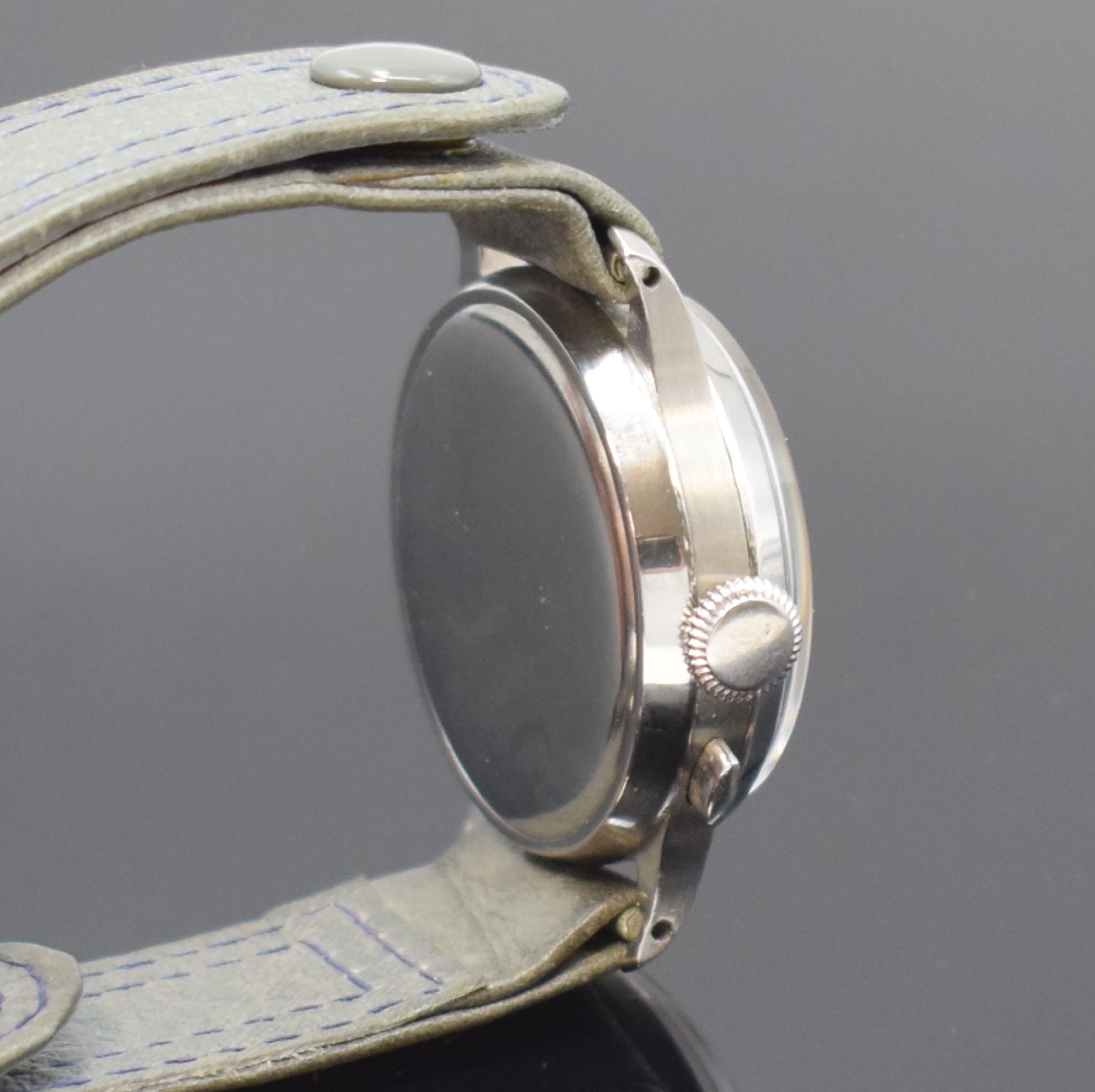 Detail b: HEUER früher Eindrücker-Schaltradchronograph in Stahl, Handaufzug, Schweiz um 1938, 3- teil. Geh., Boden und Glasrand aufgedr., gleichmäßig ...