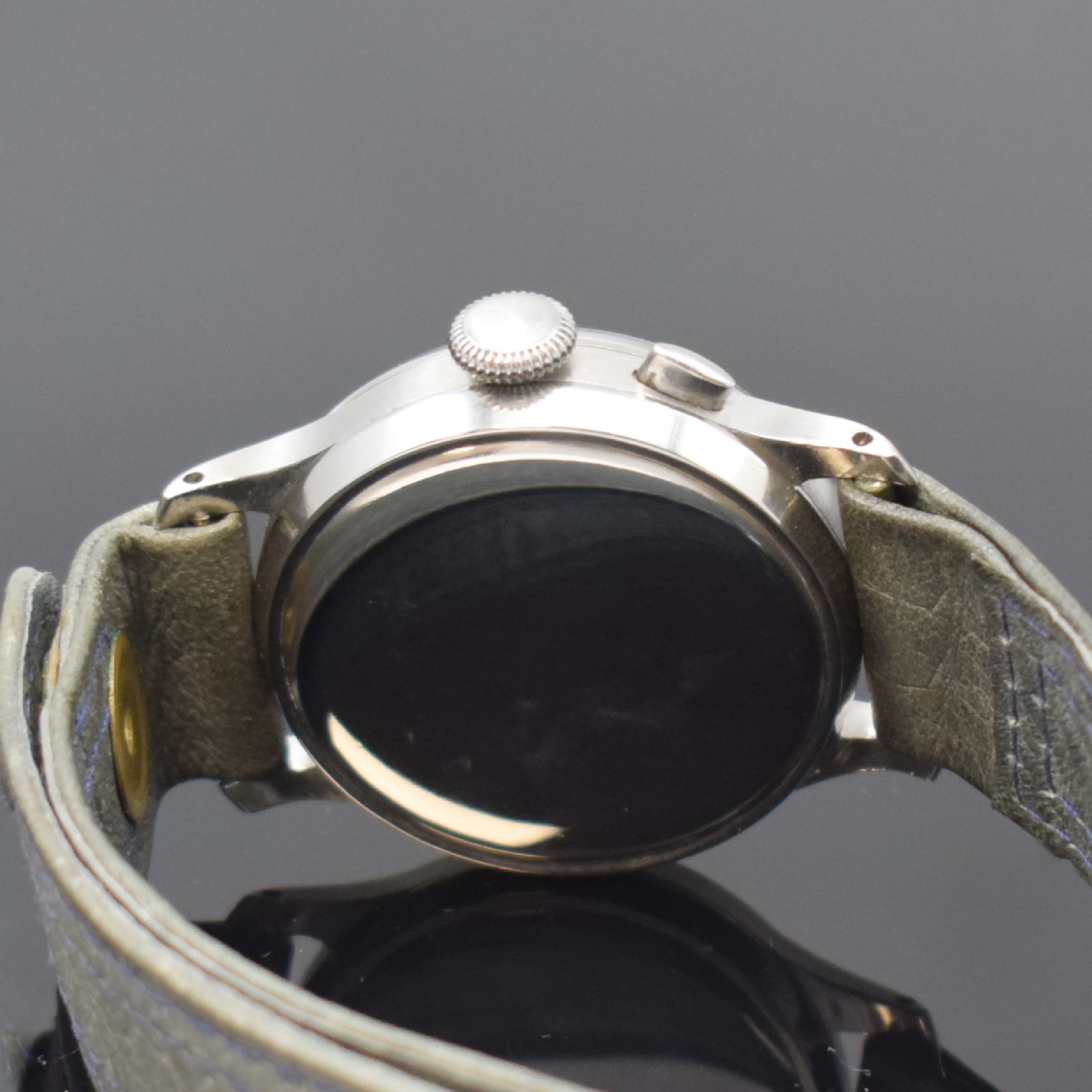Detail c: HEUER früher Eindrücker-Schaltradchronograph in Stahl, Handaufzug, Schweiz um 1938, 3- teil. Geh., Boden und Glasrand aufgedr., gleichmäßig ...